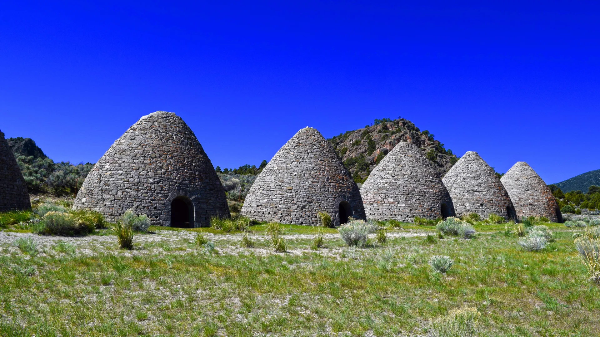 Sechs bienenkorbförmige Steinöfen im Ward Charcoal Ovens State Historic Park