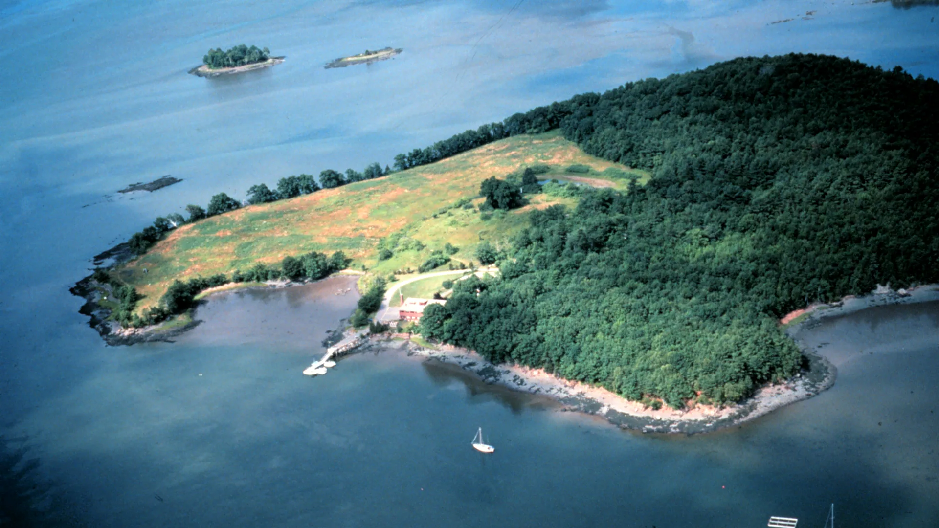 Luftbild der bewaldeten Küste, Buchten und Inseln im Great Bay National Estuarine Research Reserve