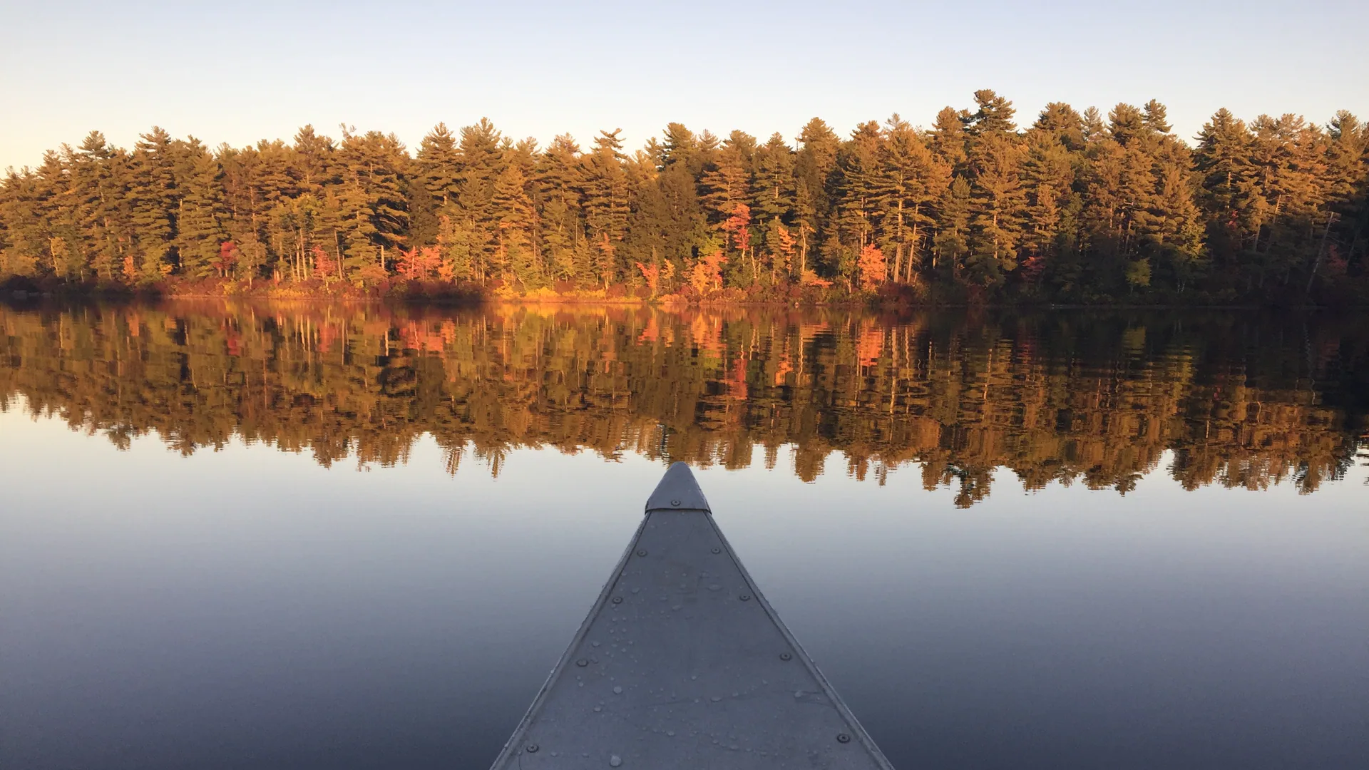 Kanuspitze vor der herbstlichen Spiegelung am Spruce Pond im Bear Brook State Park