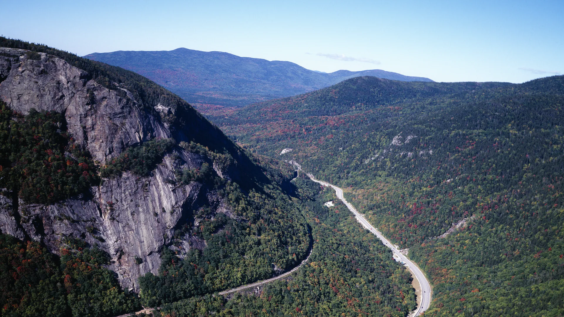 US Route 302 und Bahnstrecke ziehen durch die steilen Bergflanken des Crawford Notch