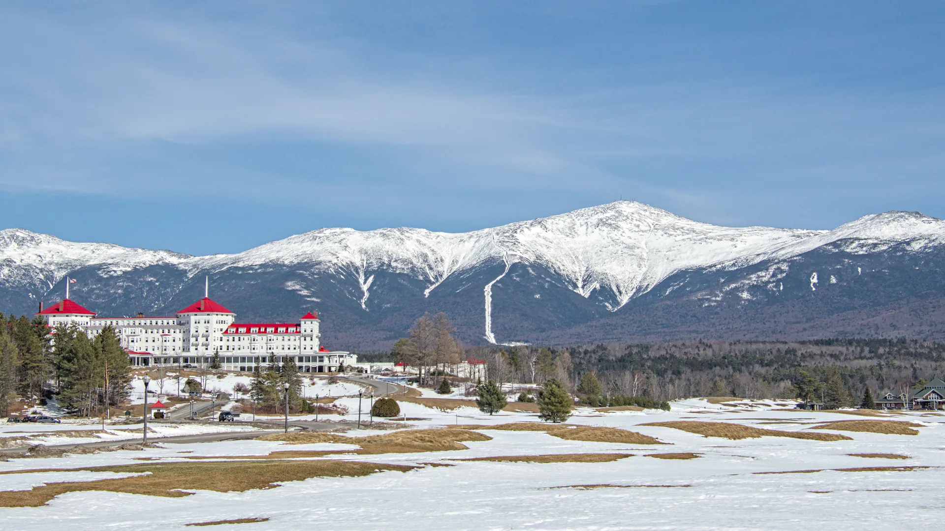 Schneebedeckter Mount Washington über dem Mount Washington Hotel in den White Mountains