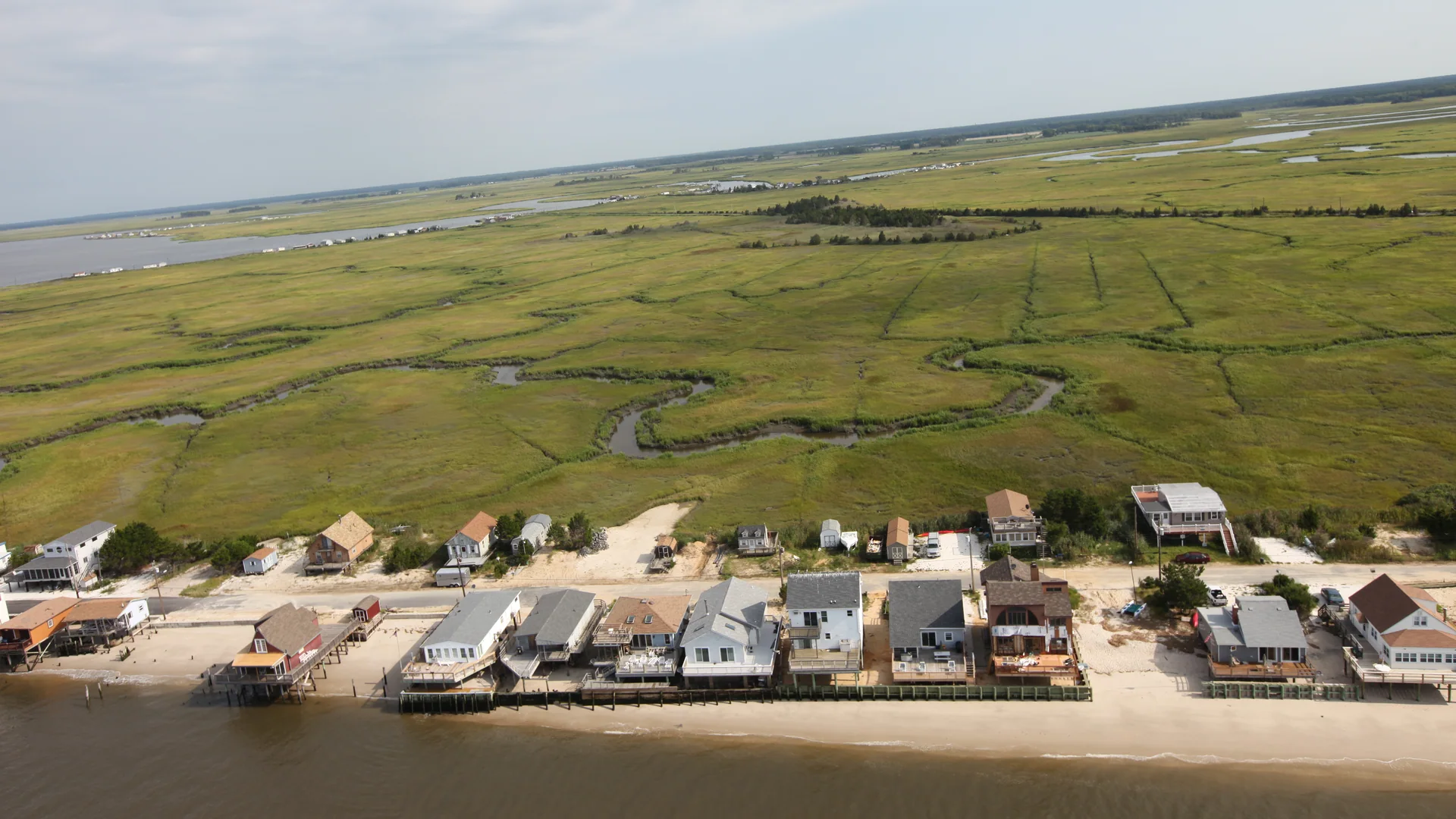 Luftbild von Marschen, Wasserläufen und Küstensiedlung am Cape May National Wildlife Refuge