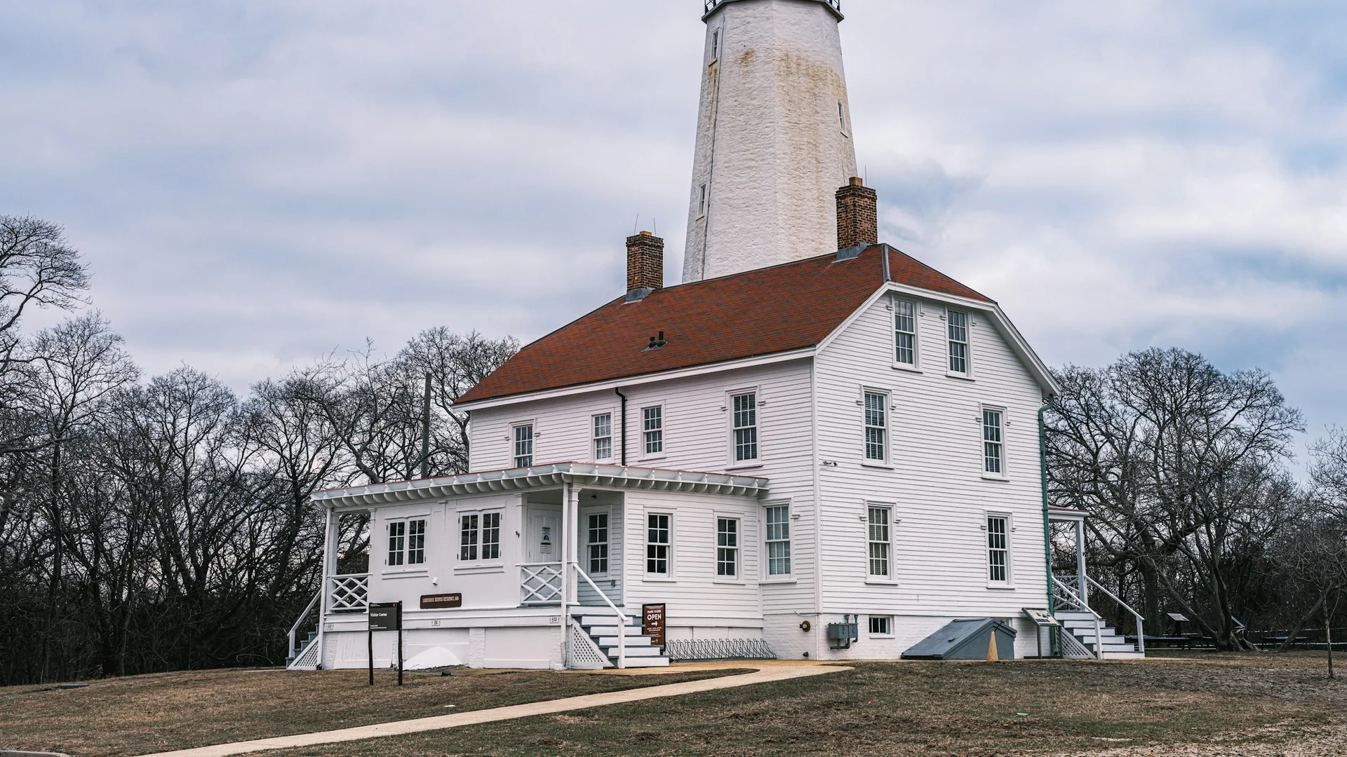 Weißer Leuchtturm mit rotem Dach auf Sandy Hook in New Jersey