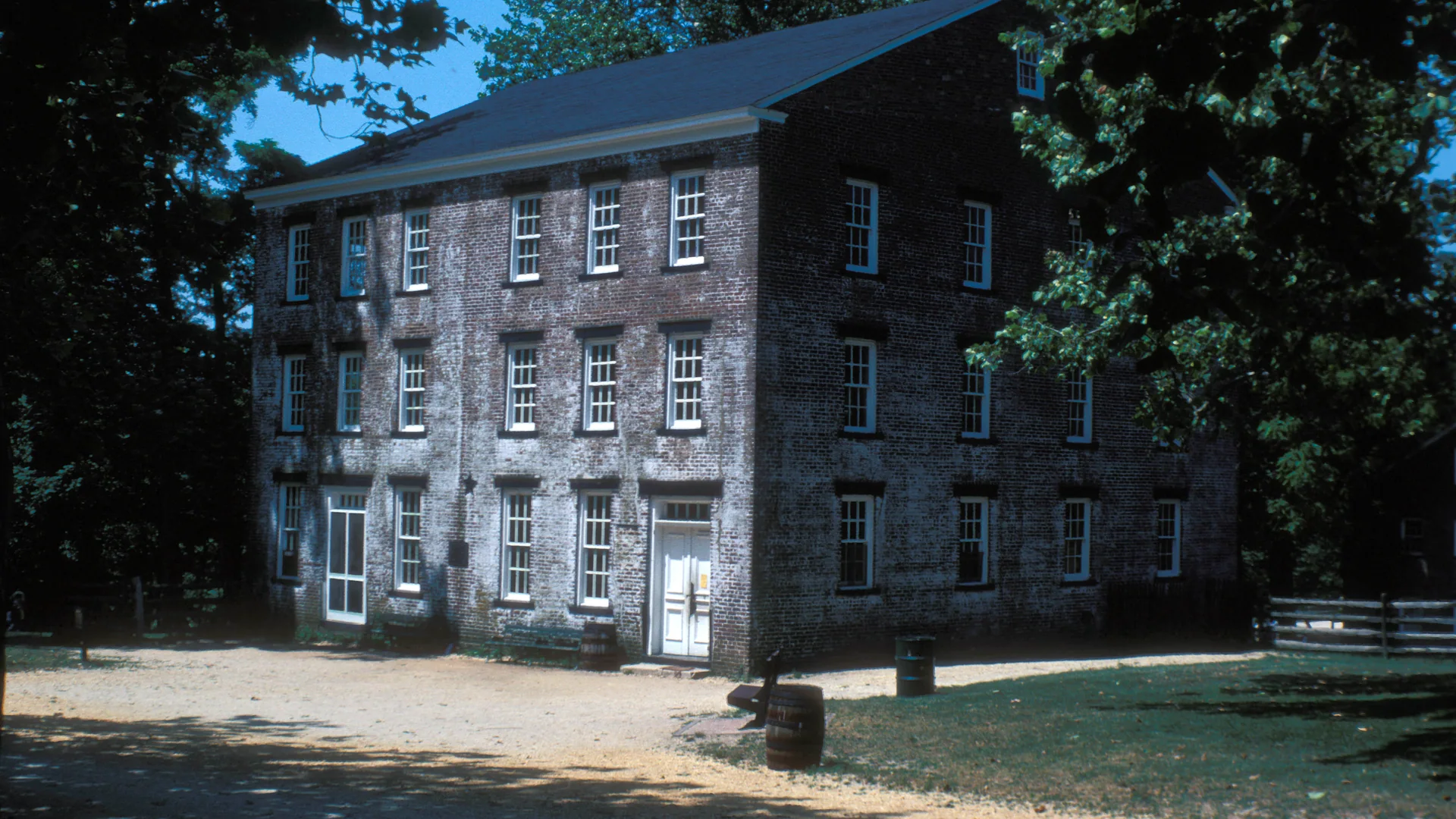 Historisches Backsteingebäude zwischen Bäumen in Allaire Village