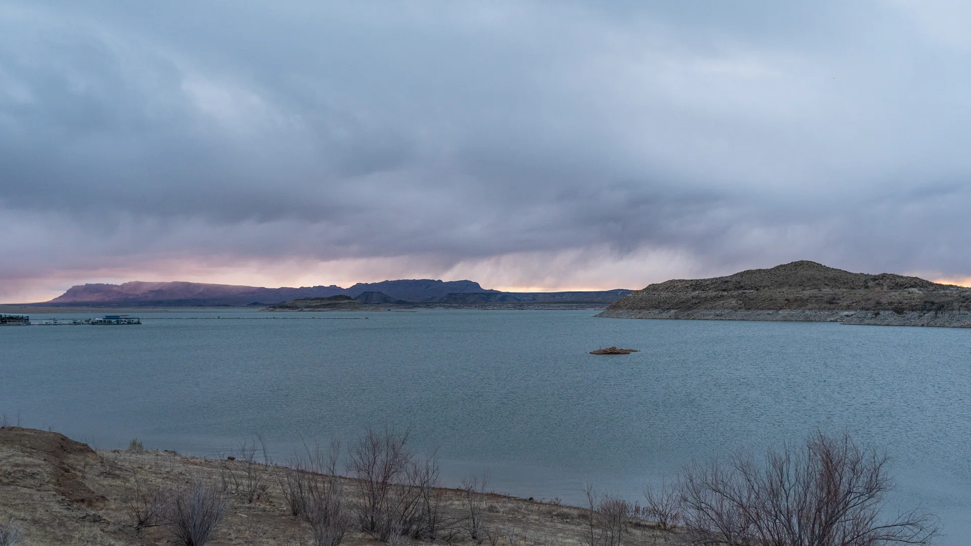 Regenwolken über dem Elephant Butte Reservoir und seinen felsigen Ufern