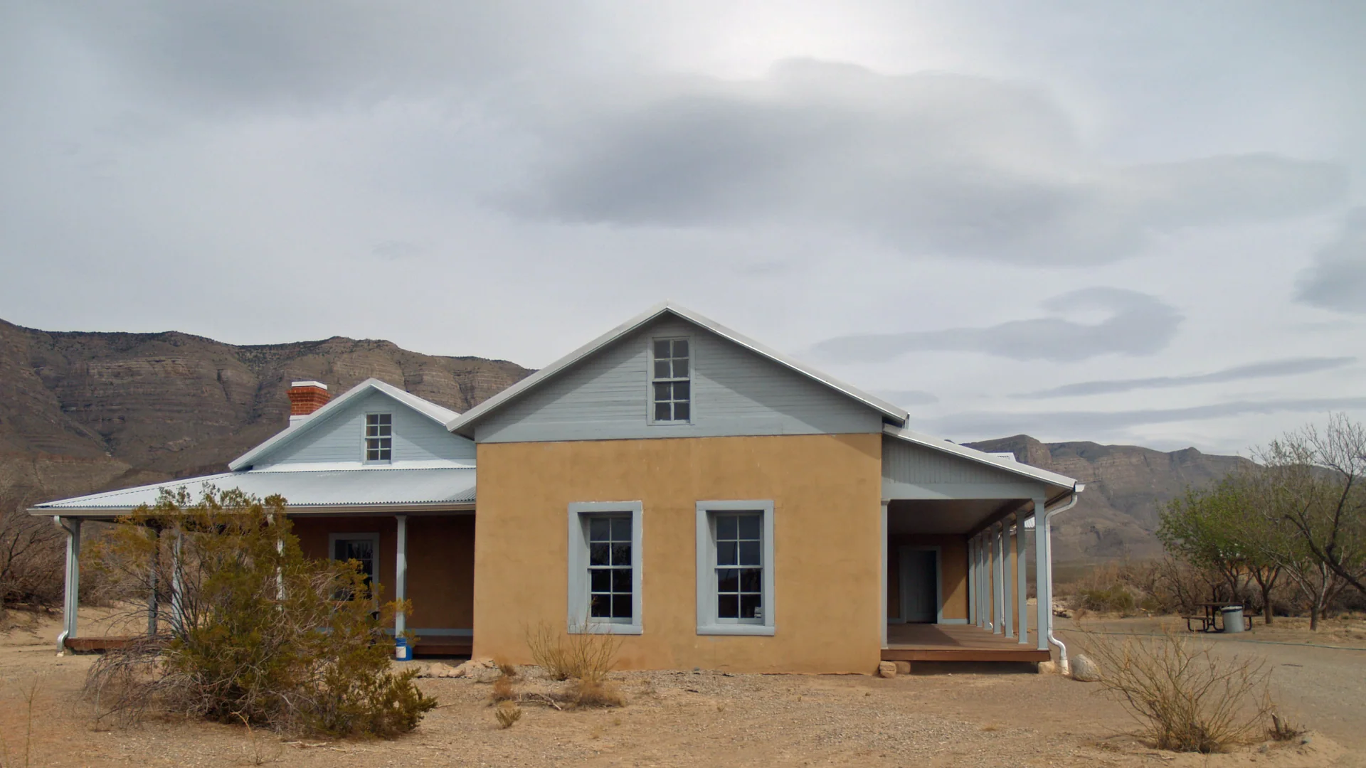 Historisches Ranch House vor den Bergen am Dog Canyon im Oliver Lee Memorial State Park