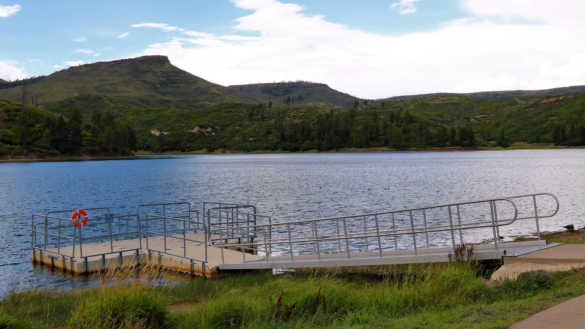 Lake Maloya mit bewaldeten Hängen und Tafelbergen im Sugarite Canyon State Park