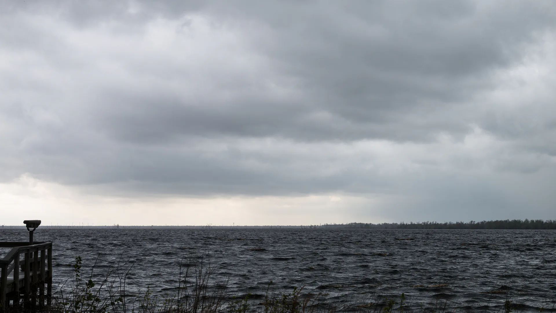 Dunkler Lake Drummond unter schweren Wolken im Great Dismal Swamp National Wildlife Refuge