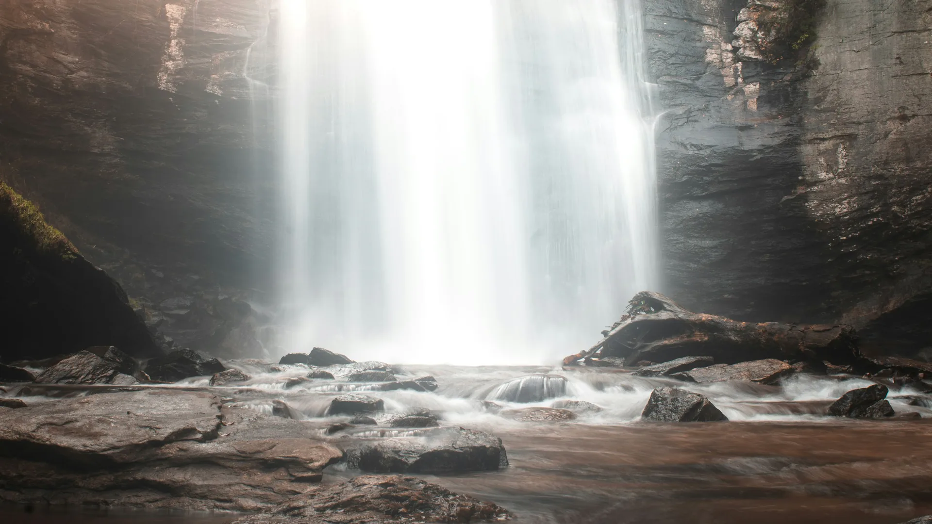 Breiter Wasserfall stürzt über eine Felswand im Pisgah National Forest in North Carolina