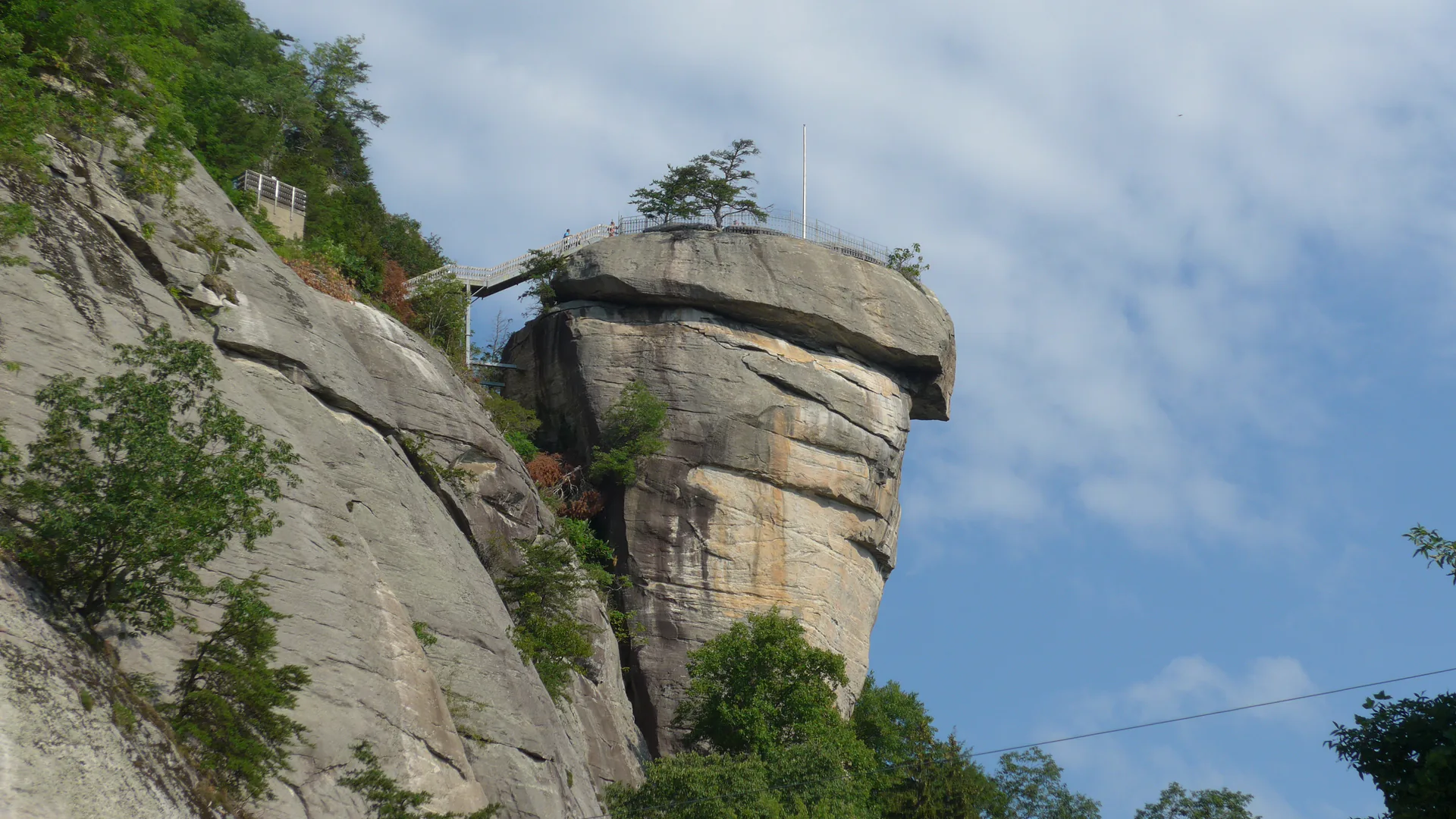 Der markante Felsmonolith Chimney Rock ragt über den bewaldeten Hängen der Hickory Nut Gorge auf