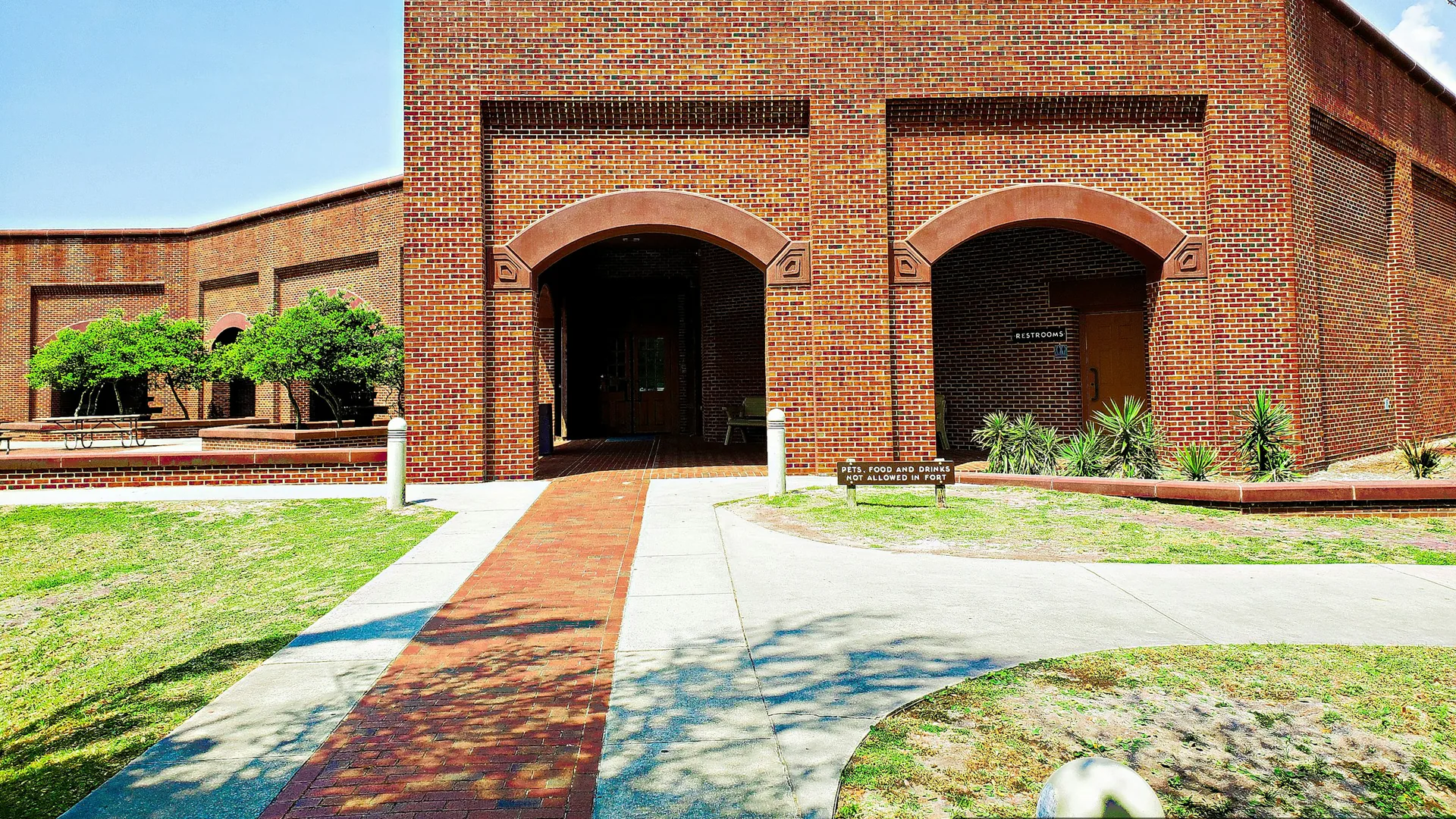 Backsteinmauern und Innenhof der historischen Küstenfestung im Fort Macon State Park