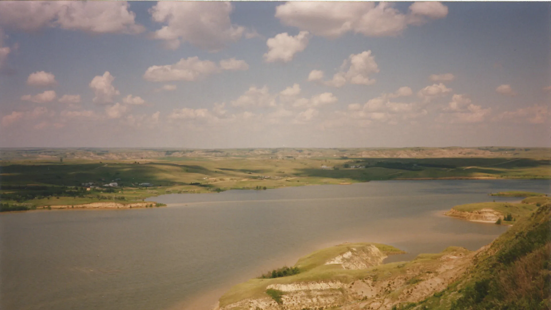 Weiter Blick vom Crow Flies High Viewpoint über Buchten und Prärieufer des Lake Sakakawea