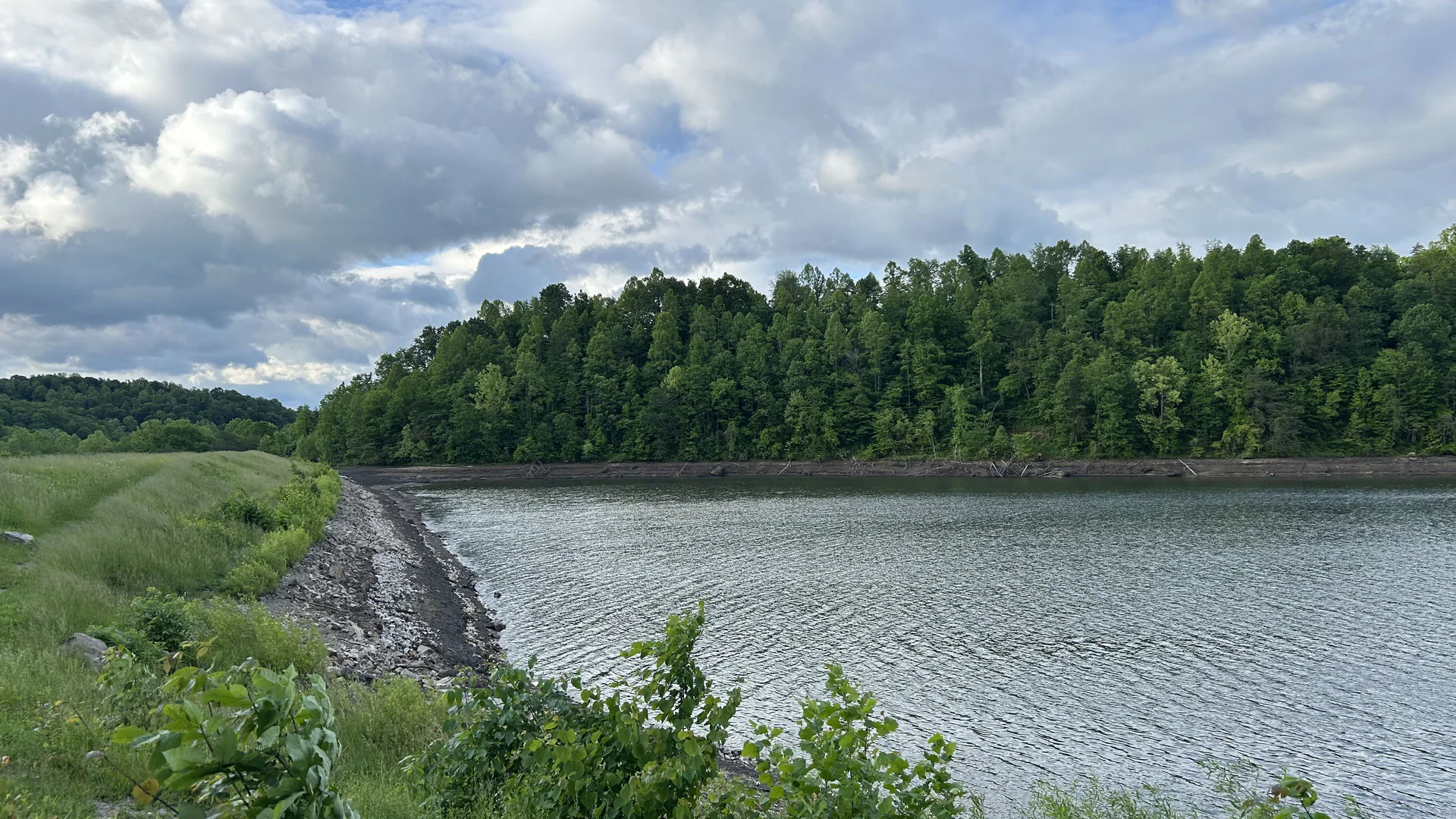 Timbre Ridge Lake liegt zwischen dicht bewaldeten Hügeln im Wayne National Forest in Ohio
