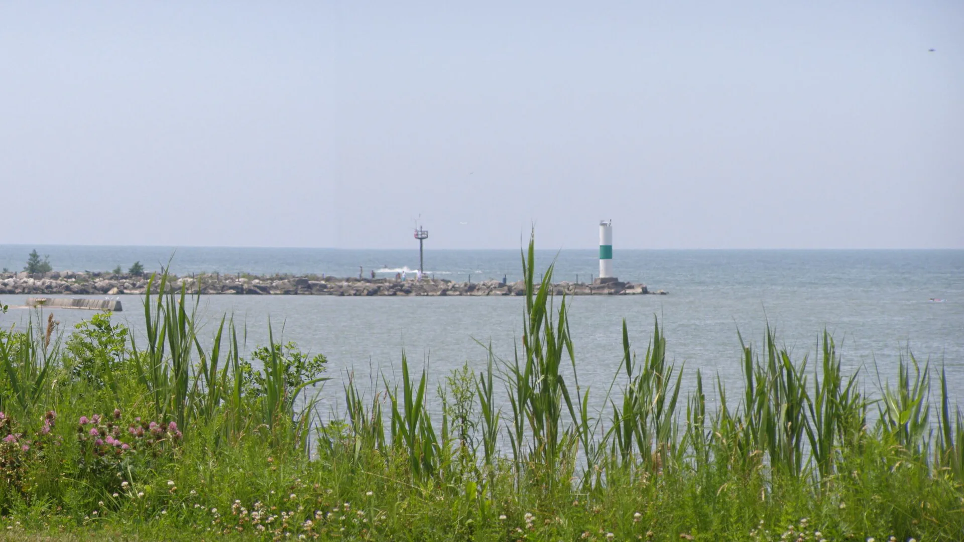 Leuchtturm und Wellenbrecher markieren den Marinaeingang des Geneva State Park am Lake Erie
