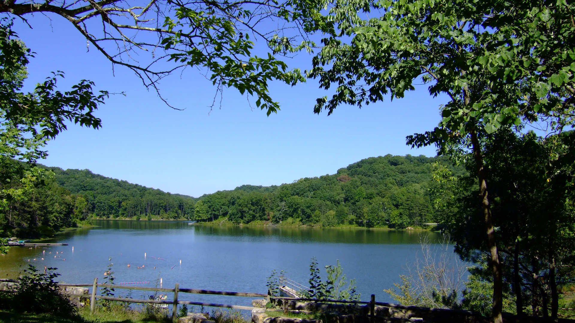 Lake Hope liegt eingerahmt von dichtem Laubwald im Hügelland von Südost-Ohio