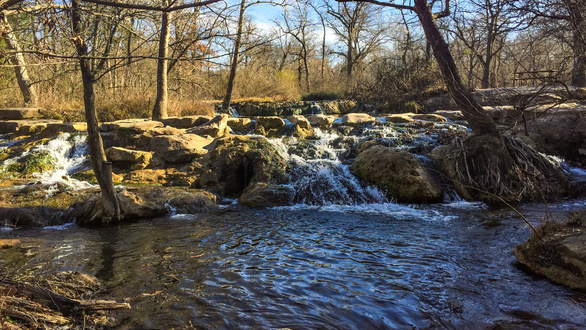 Flache Felskaskaden im Travertine Creek der Chickasaw National Recreation Area