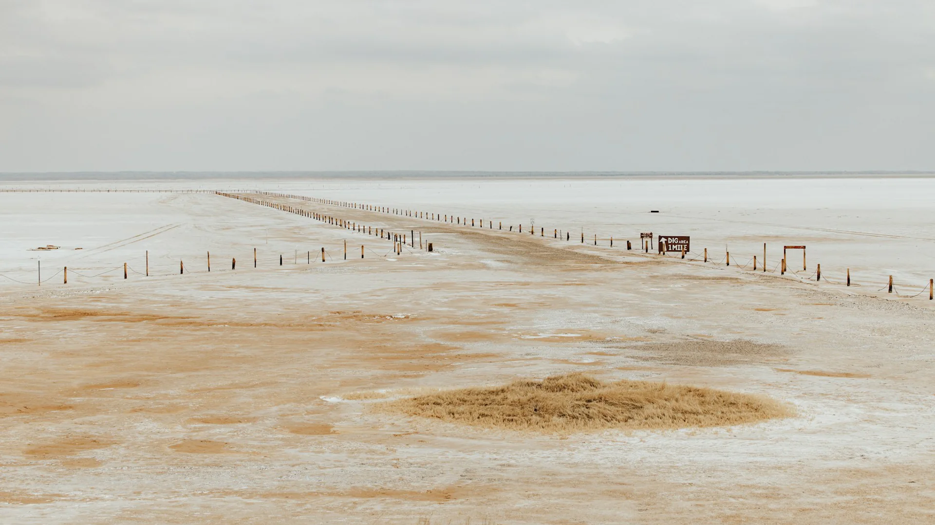 Helle Salzfläche und markierter Zugang zur Grabungszone der Great Salt Plains in Oklahoma