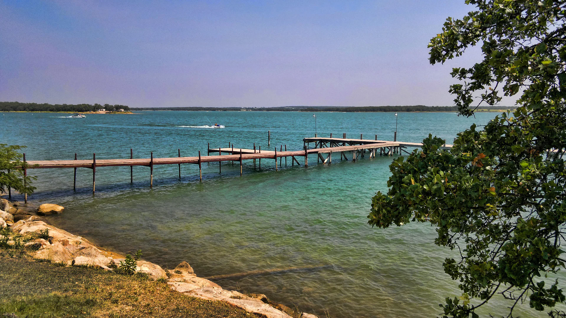Türkisfarbener Lake Murray mit langen Holzstegen vor der Park Lodge