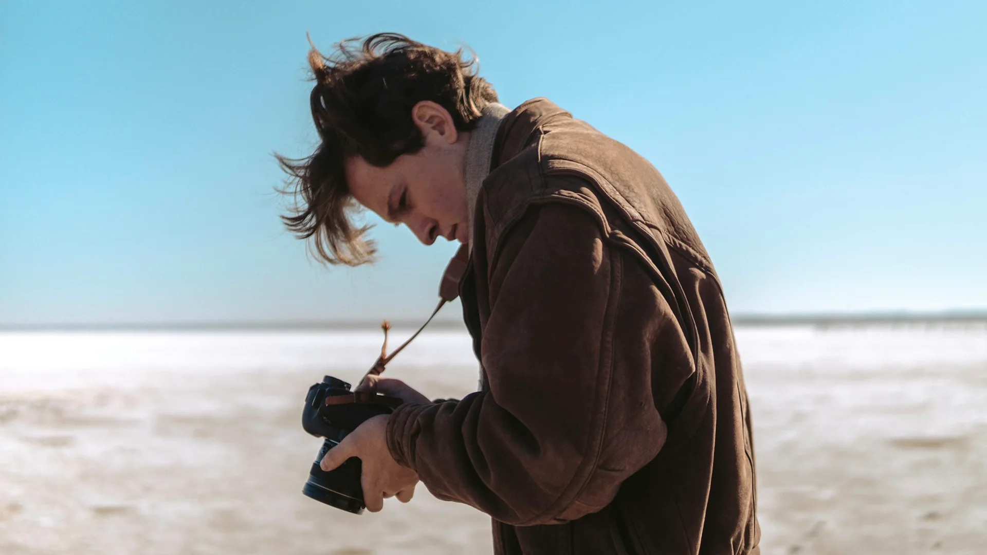Fotograf vor der hellen Salzfläche der Great Salt Plains in Oklahoma