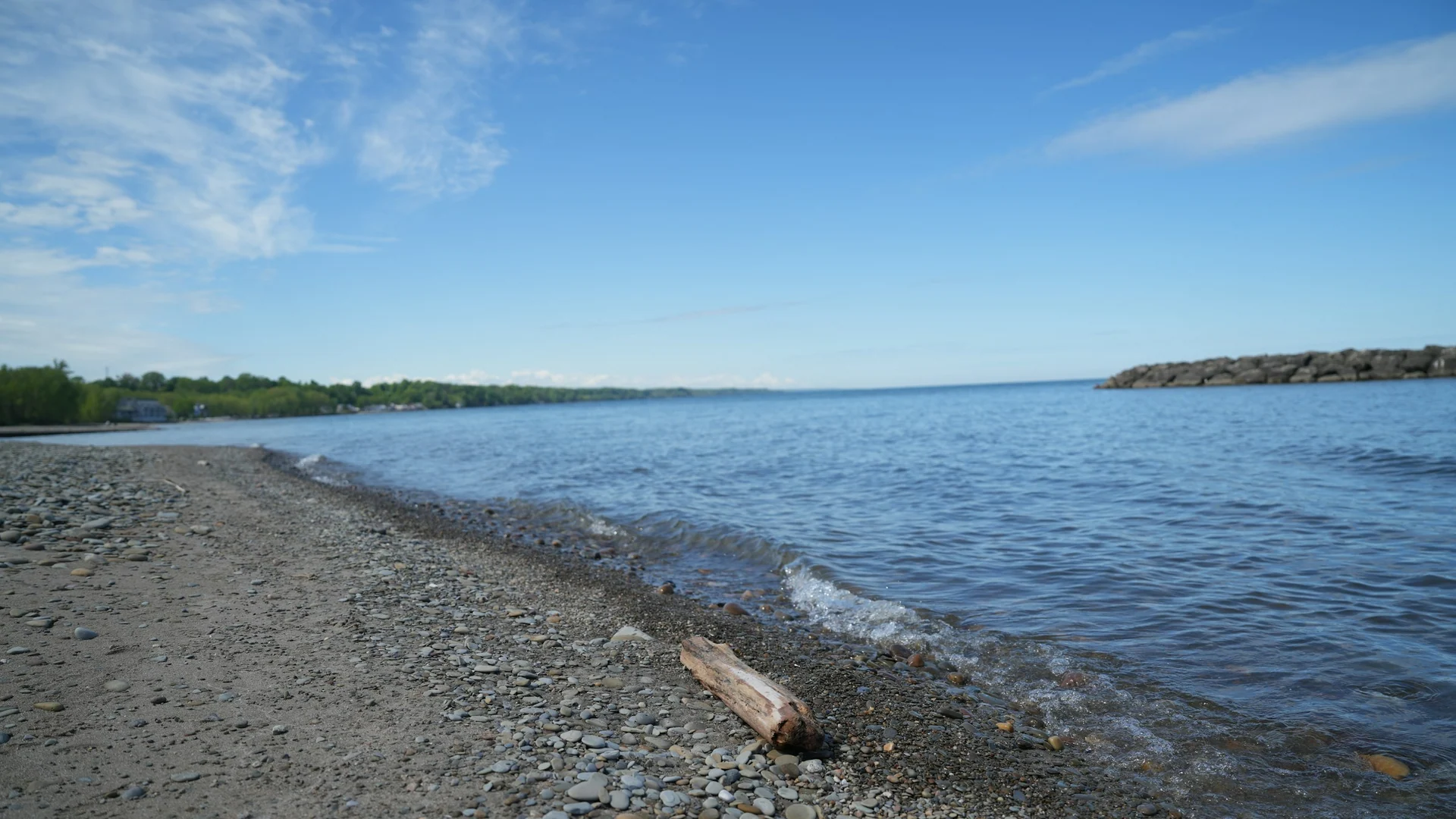 Sandiges Ufer und ruhiges blaues Wasser am Presque Isle State Park am Lake Erie