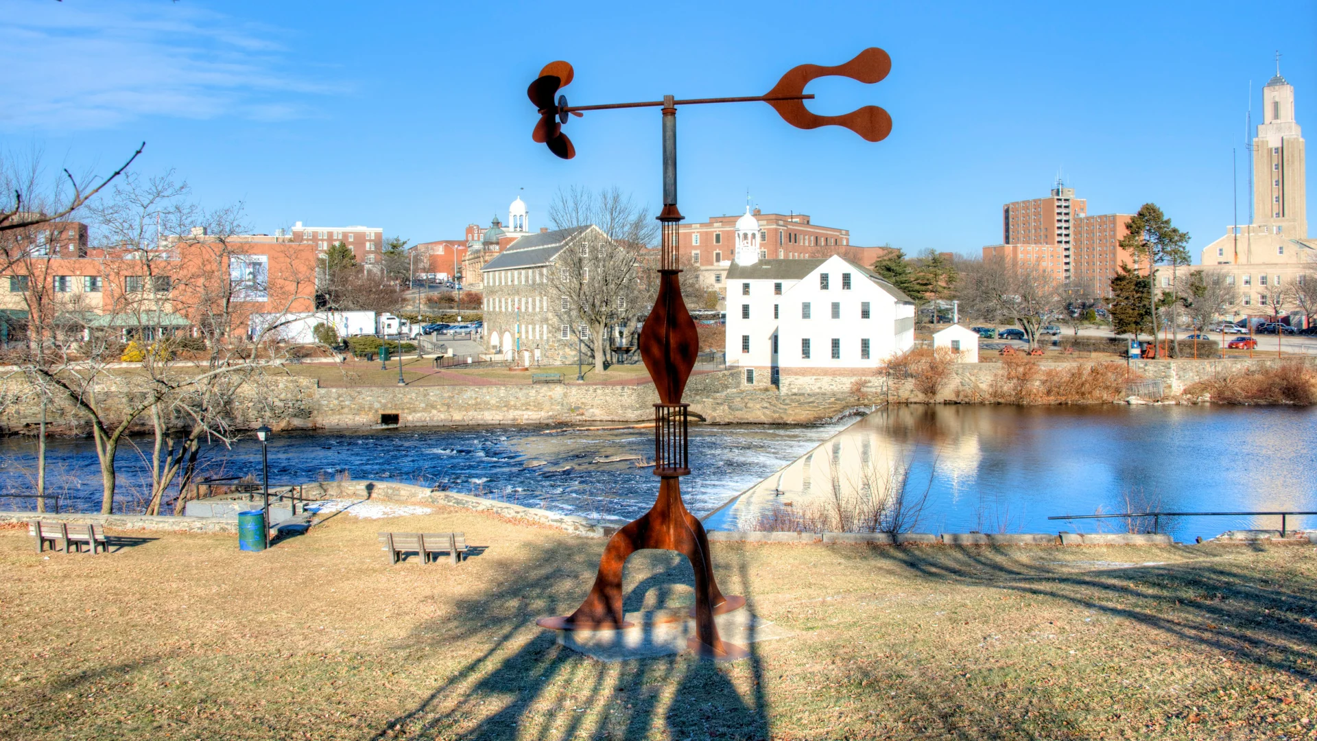 Historische Mühlengebäude am Blackstone River in Pawtucket