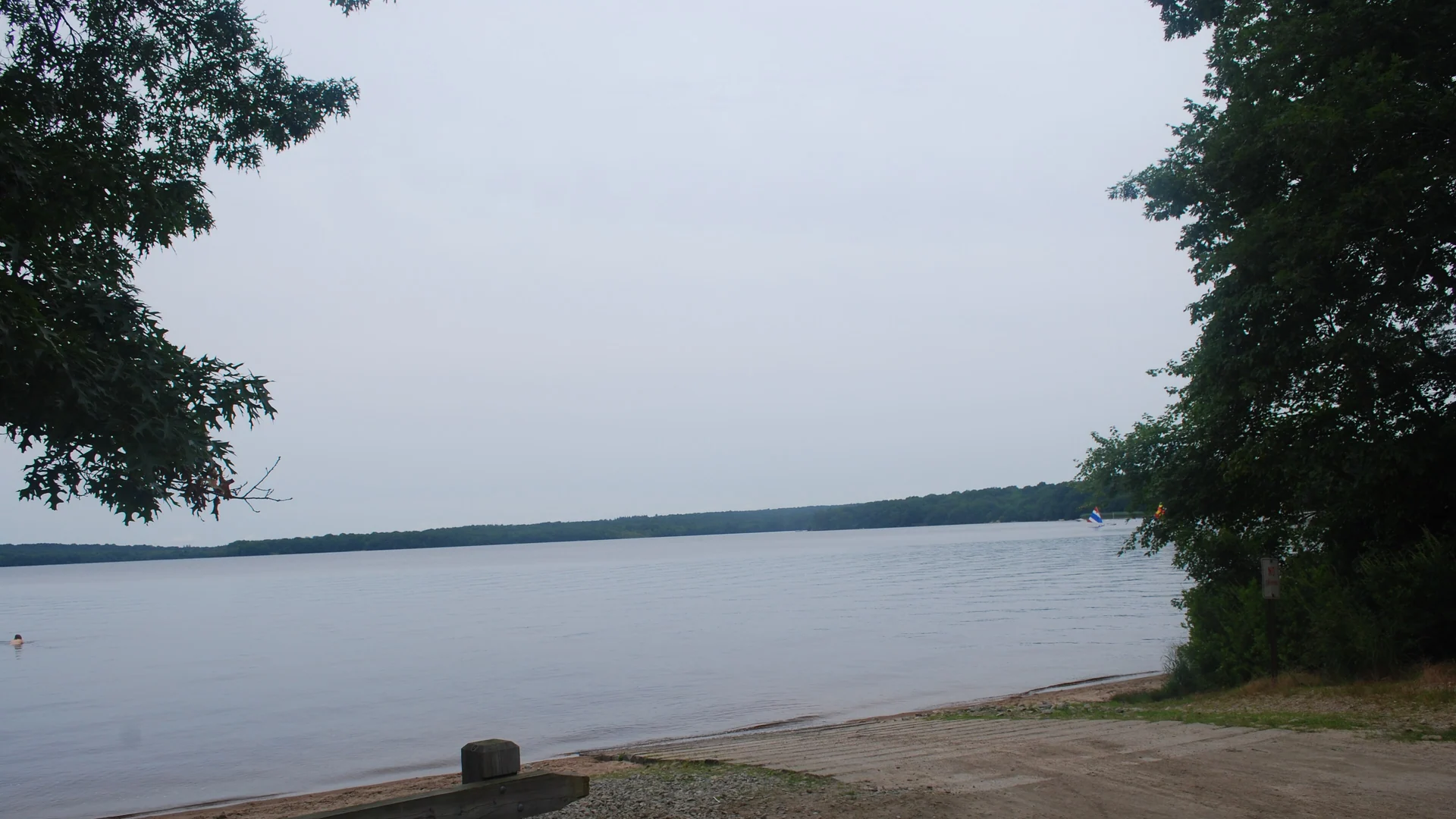 Ruhiger Watchaug Pond mit schmalem Ufer im Burlingame State Park