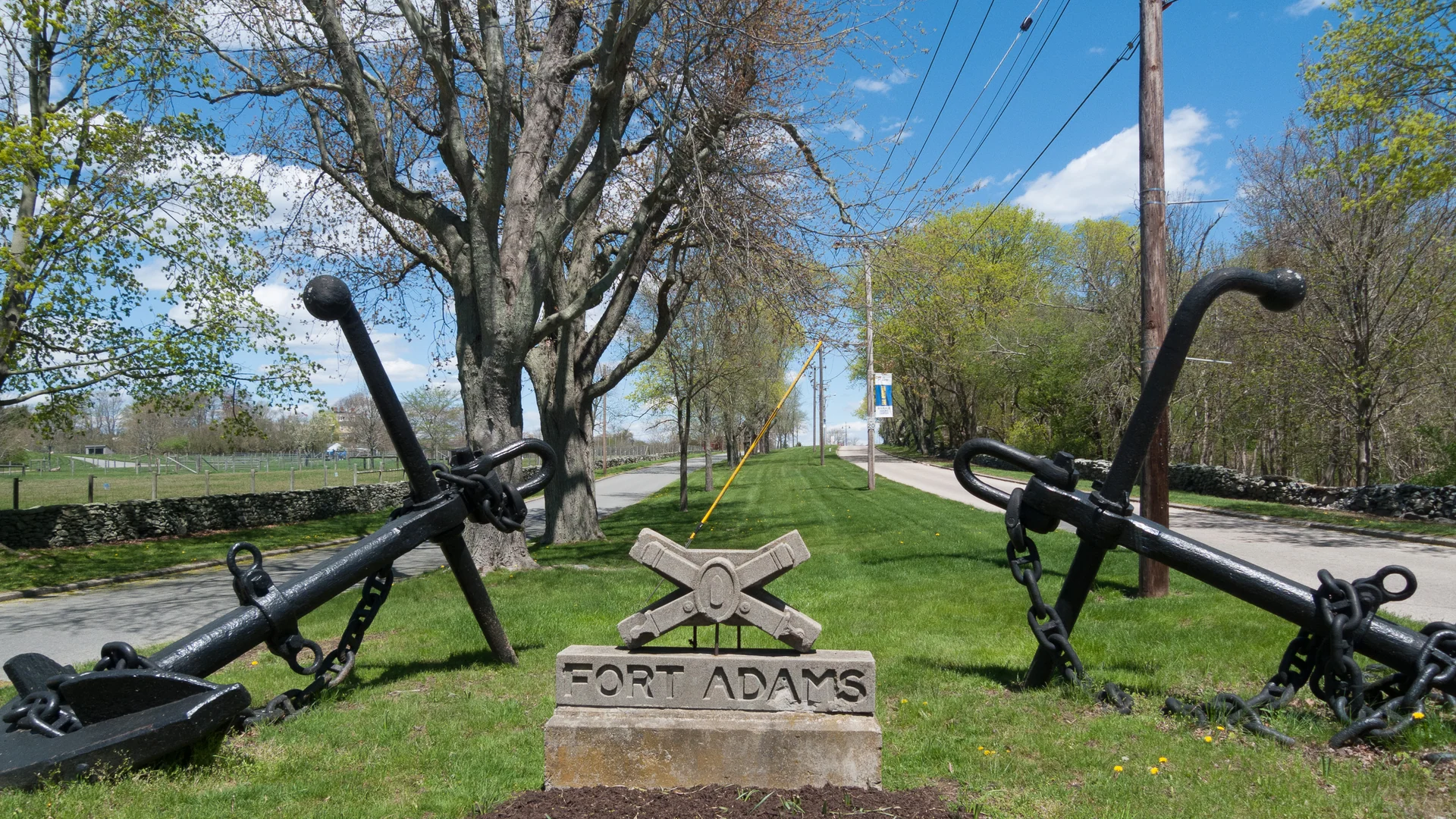 Historischer Eingang mit Kanonen im Fort Adams State Park in Newport