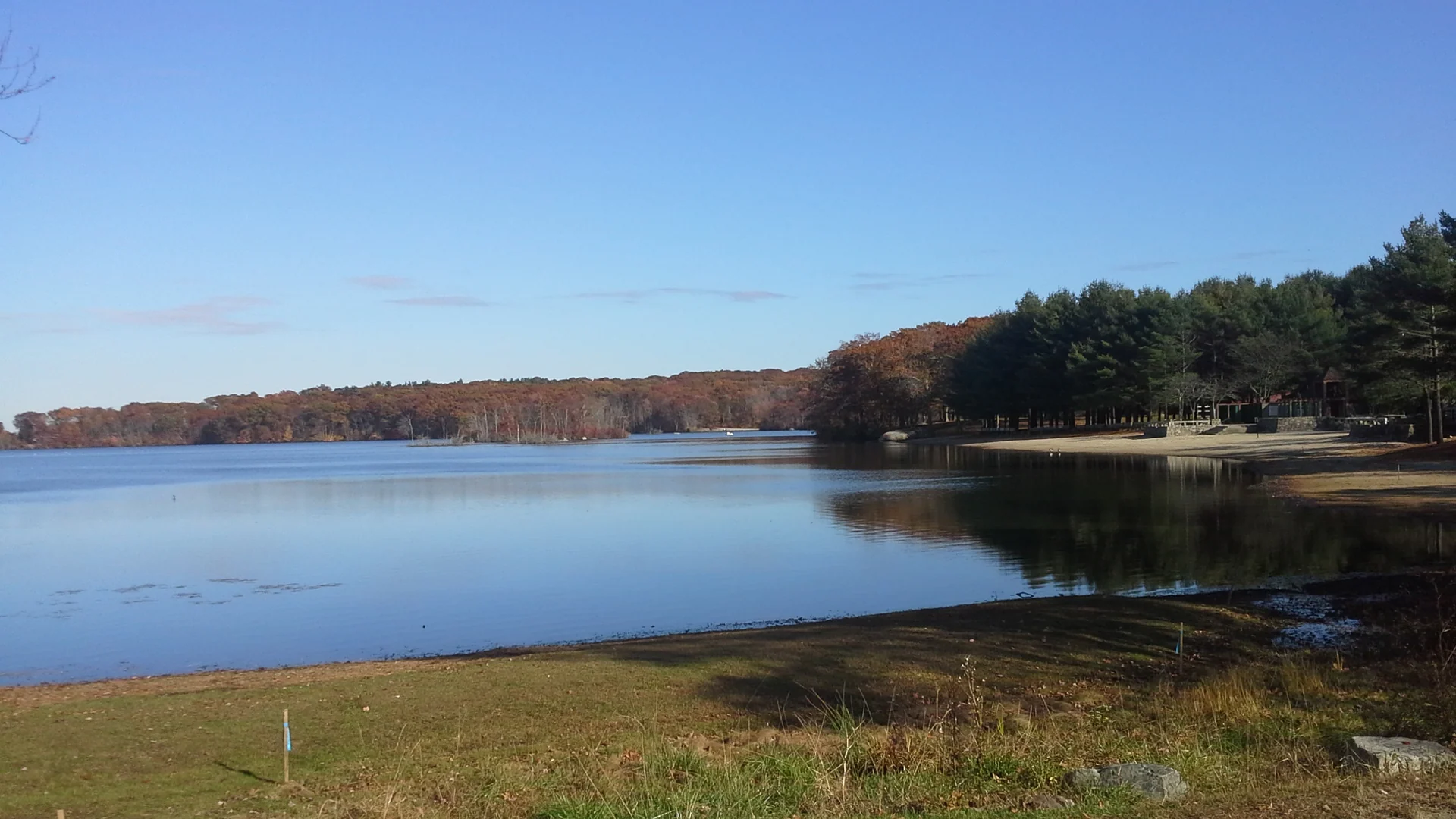 Ruhiger Olney Pond und herbstlicher Wald im Lincoln Woods State Park
