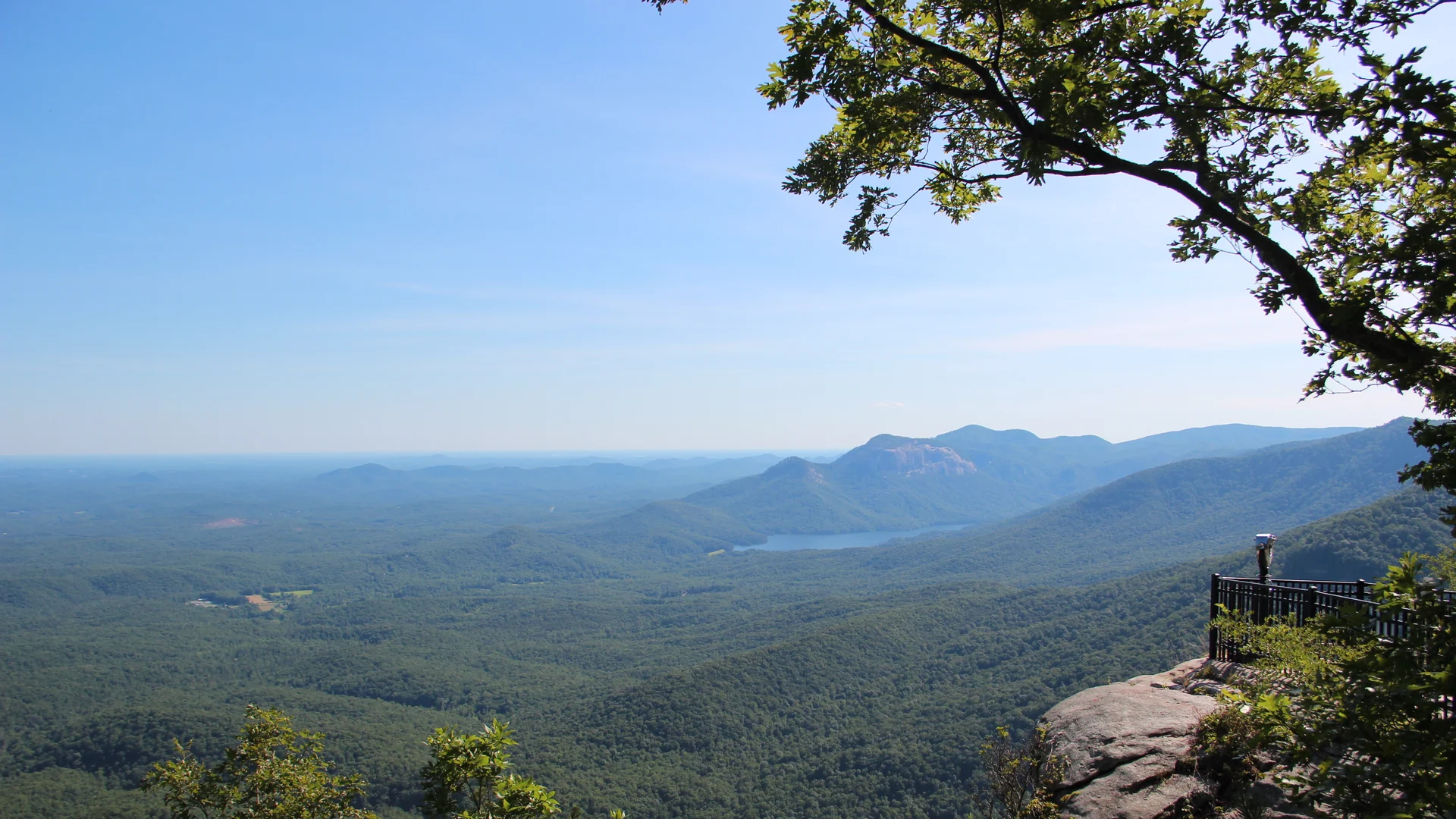 Weiter Blick vom Felsvorsprung des Caesars Head State Park über die Blue Ridge Mountains