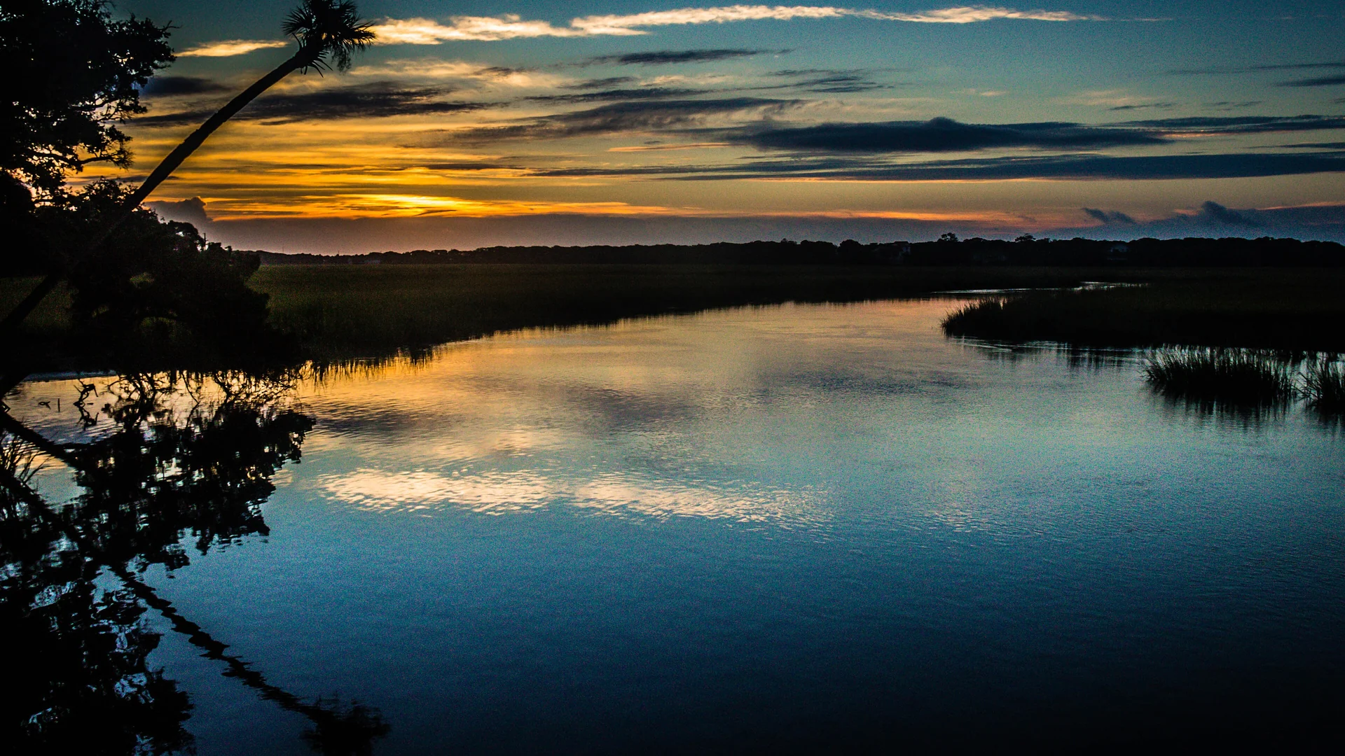 Ruhige Salzmarsch im Edisto Beach State Park im warmen Abendlicht