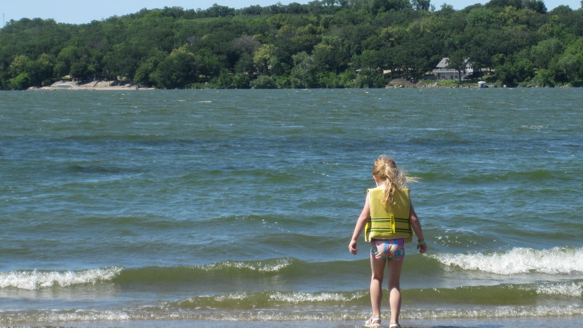 Badender am windigen Big Stone Lake im Hartford Beach State Park