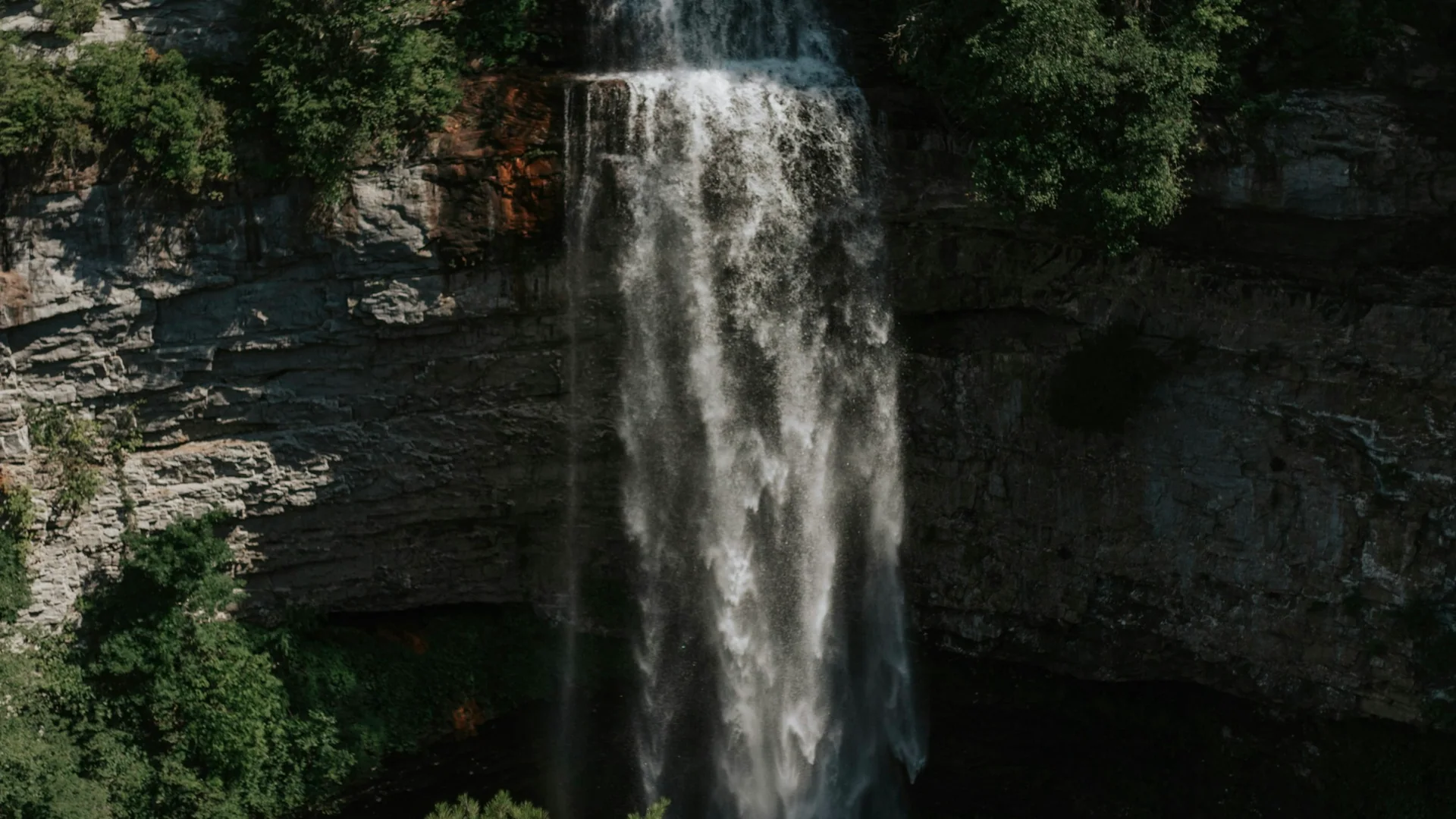 Hoher Fall Creek Falls stürzt über eine bewaldete Felswand in Tennessee