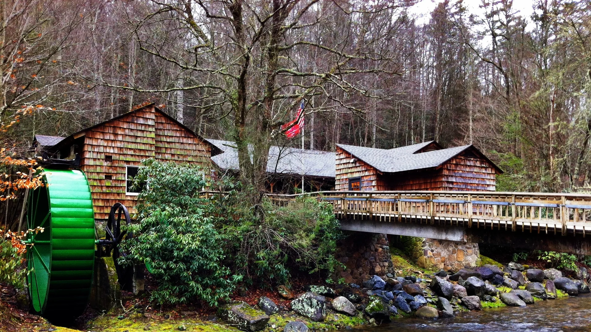 Historische Mühle am Bach im bewaldeten Roan Mountain State Park in Tennessee