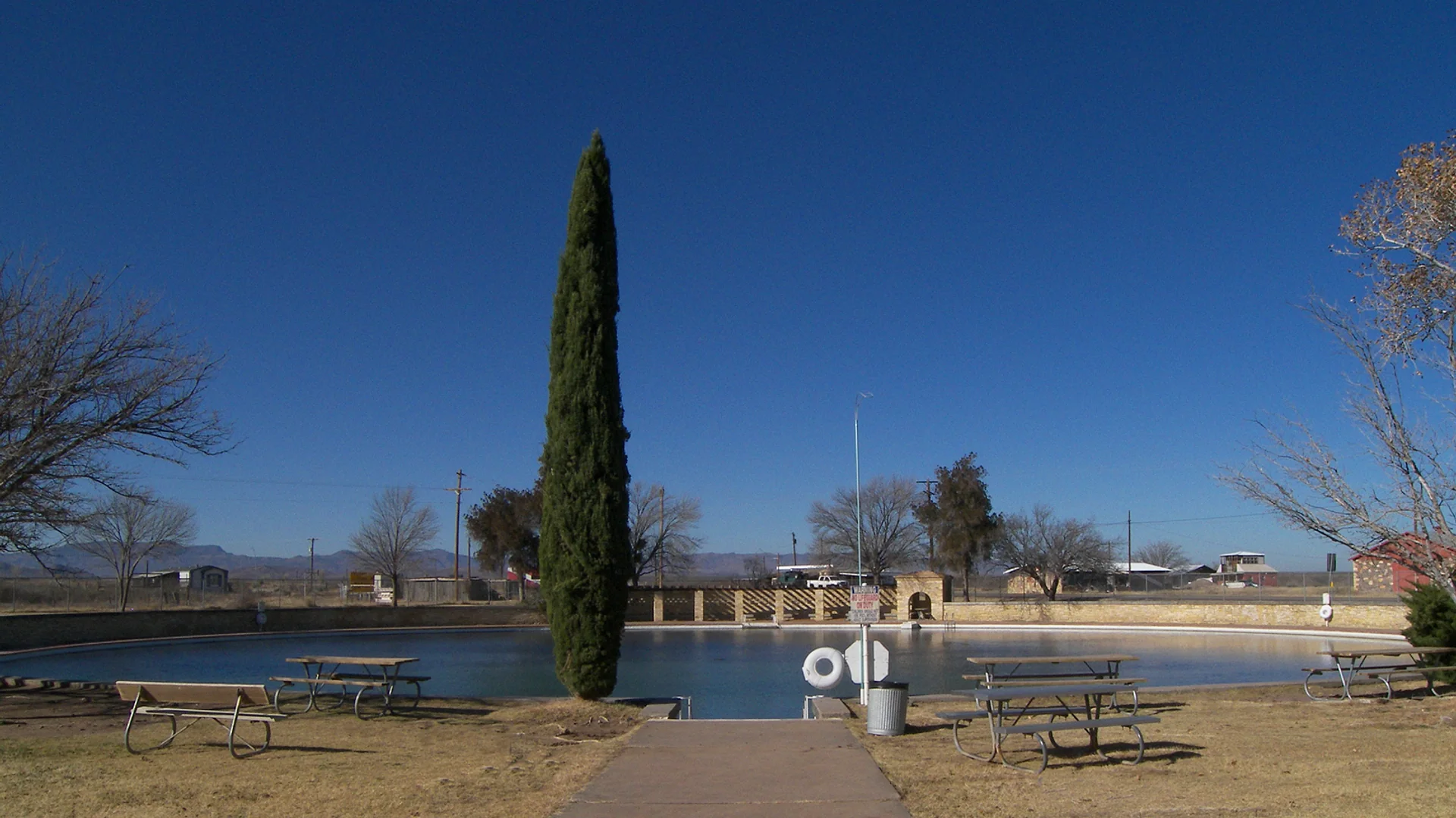 Großes quellgespeistes Schwimmbecken und Wüstenhimmel im Balmorhea State Park