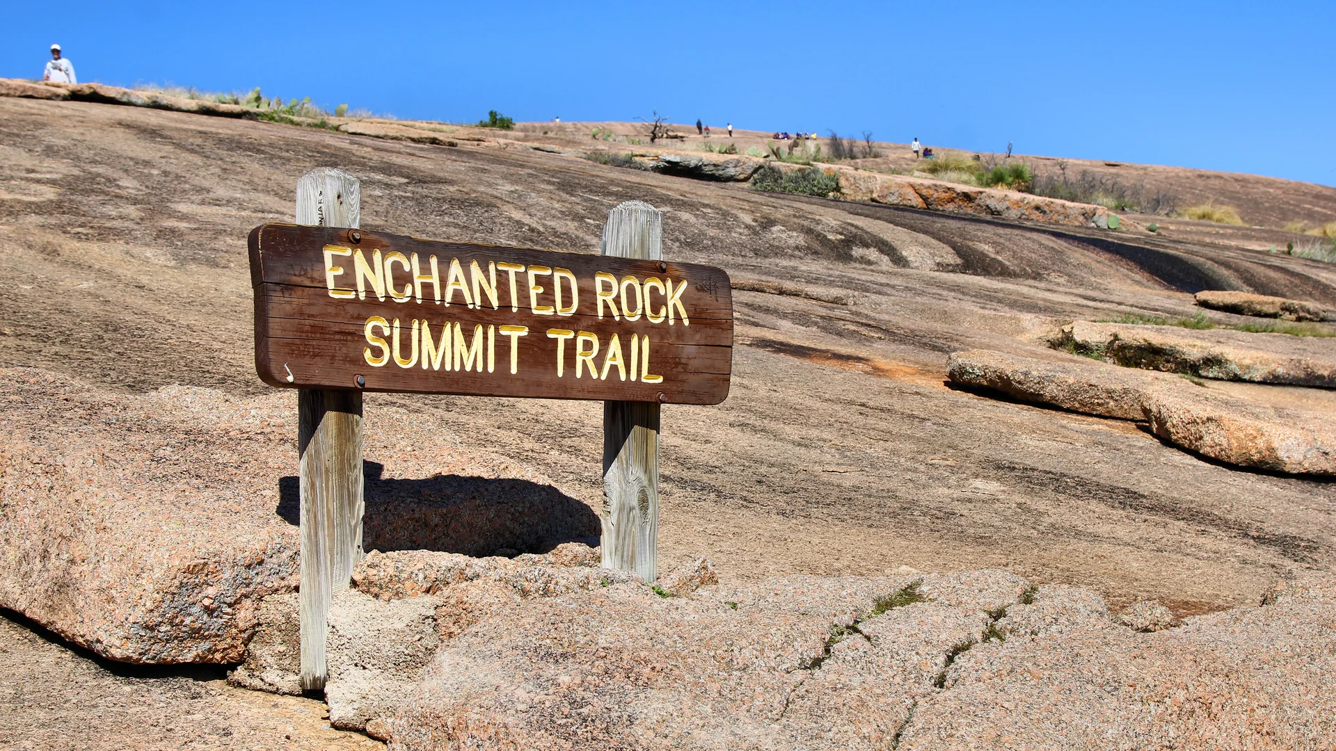 Wegweiser und rosafarbener Granit am Summit Trail der Enchanted Rock State Natural Area