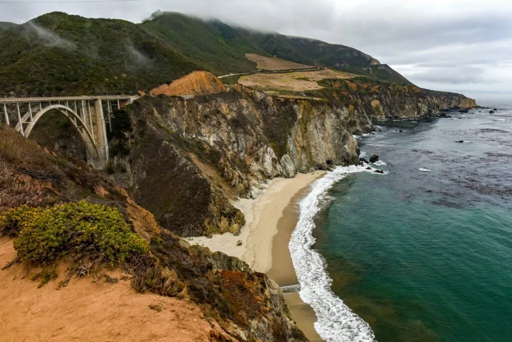 Küstenlandschaft bei Big Sur am Highway 1 als Symbolbild für aktuelle Reisehinweise in Kalifornien