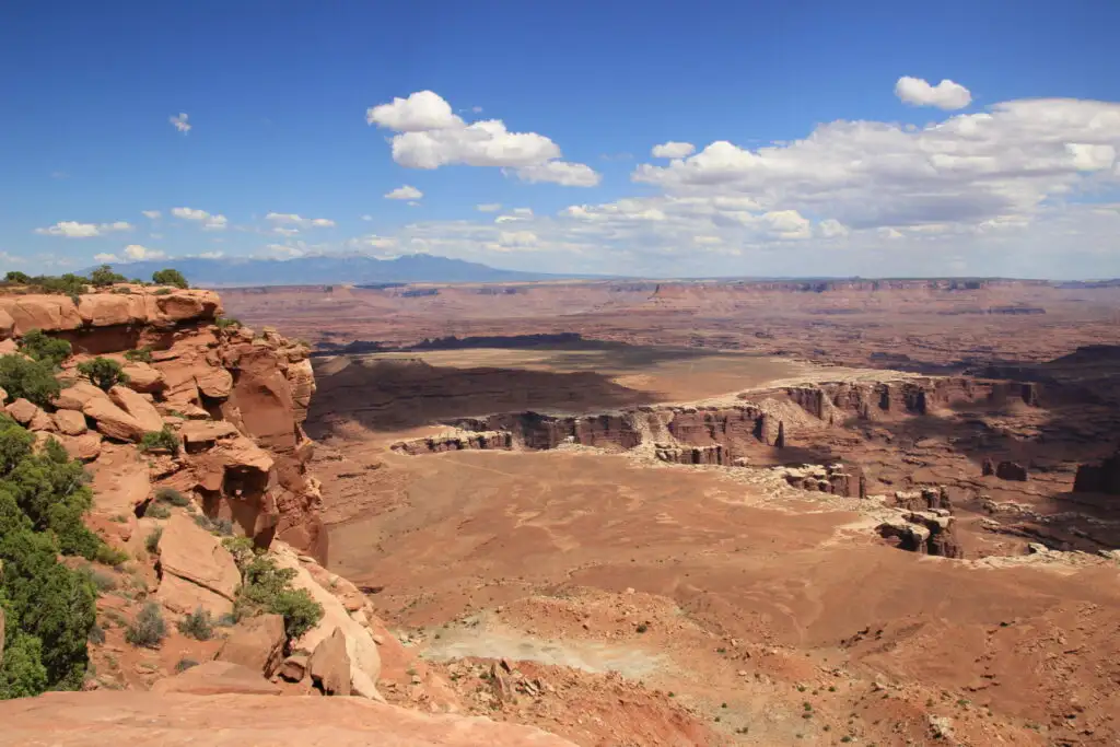 Weite Canyonlands-Landschaft mit gestuften Felsabbrüchen; eigene Archivaufnahme von 2013