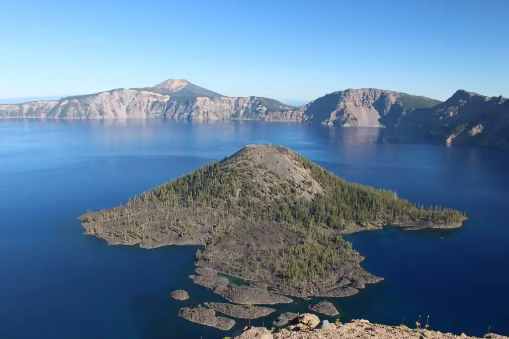 Blick auf Wizard Island im Crater Lake als Symbolbild für aktuelle Reisehinweise im Westen der USA