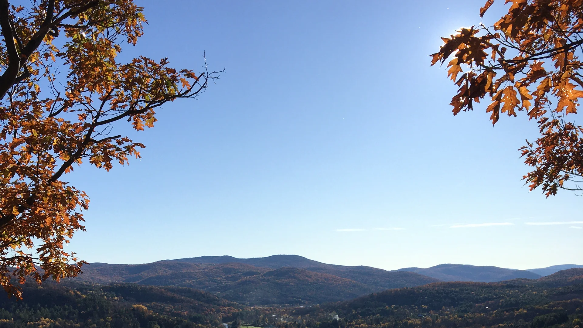 Gerahmter Herbstblick über Bergwald bei Woodstock im Marsh-Billings-Rockefeller National Historical Park