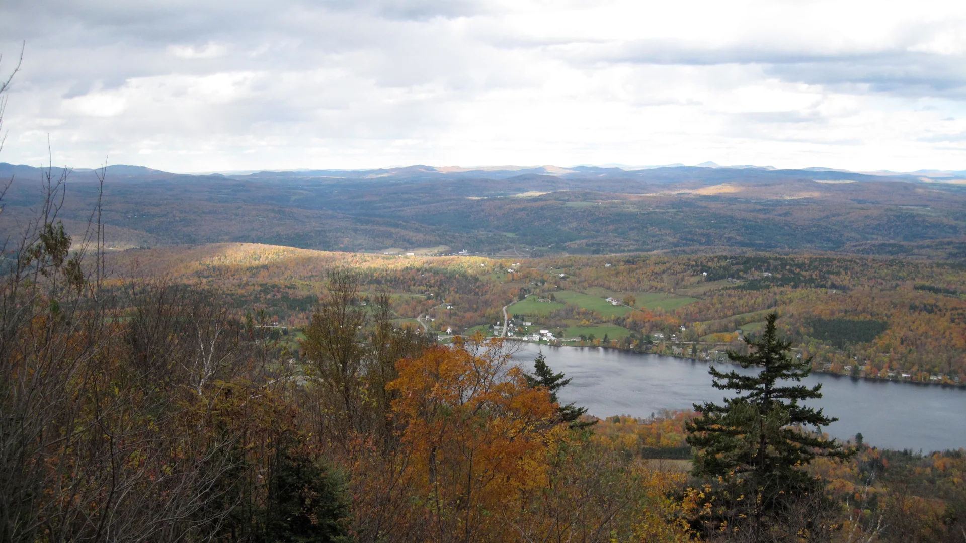 Lake Elmore und bewaldete Hügellandschaft vom Elmore Mountain