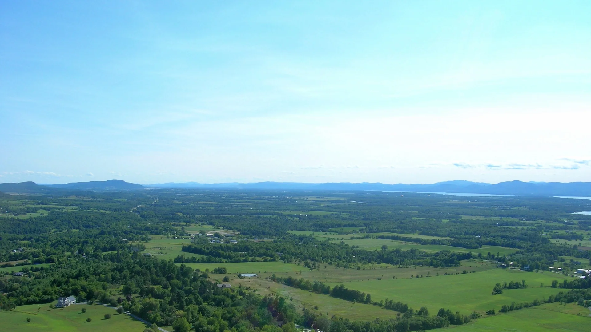 Grüne Felder und Lake Champlain vom Gipfel des Mount Philo