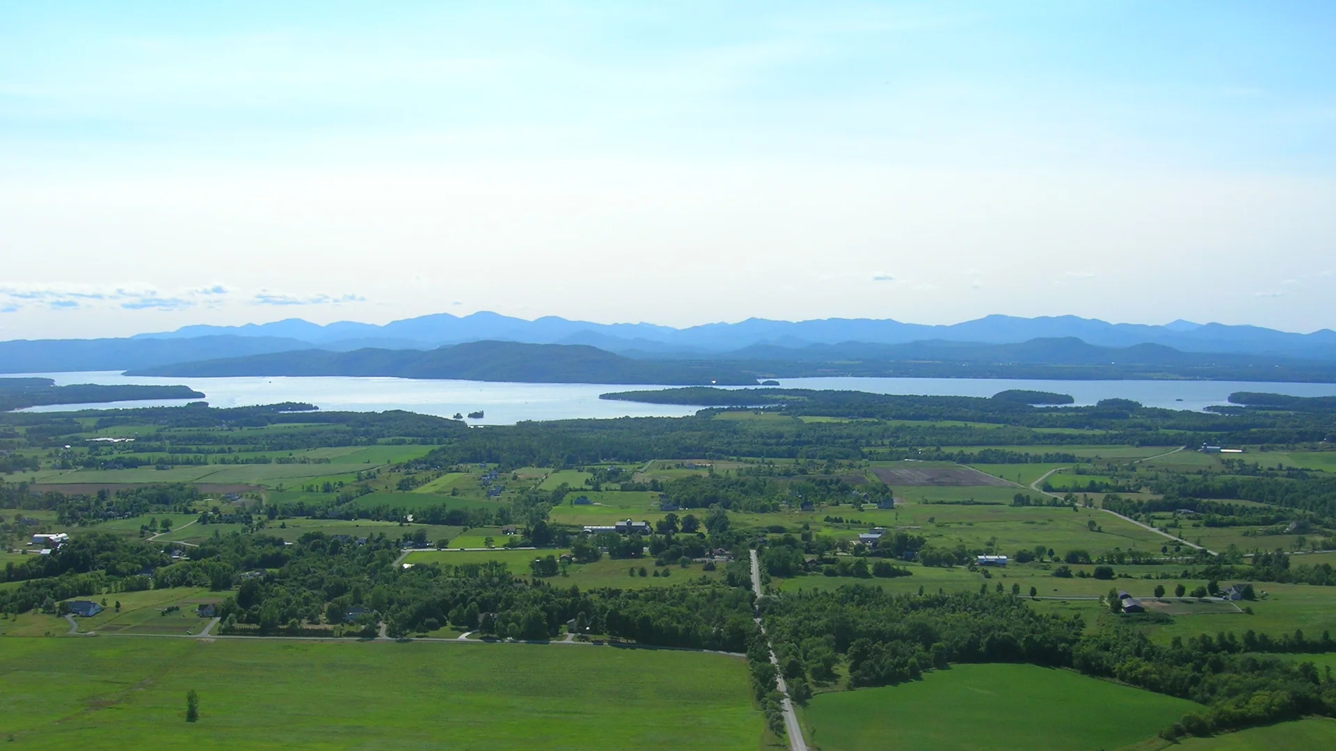 Lake Champlain, Felder und Adirondacks vom Mount Philo State Park