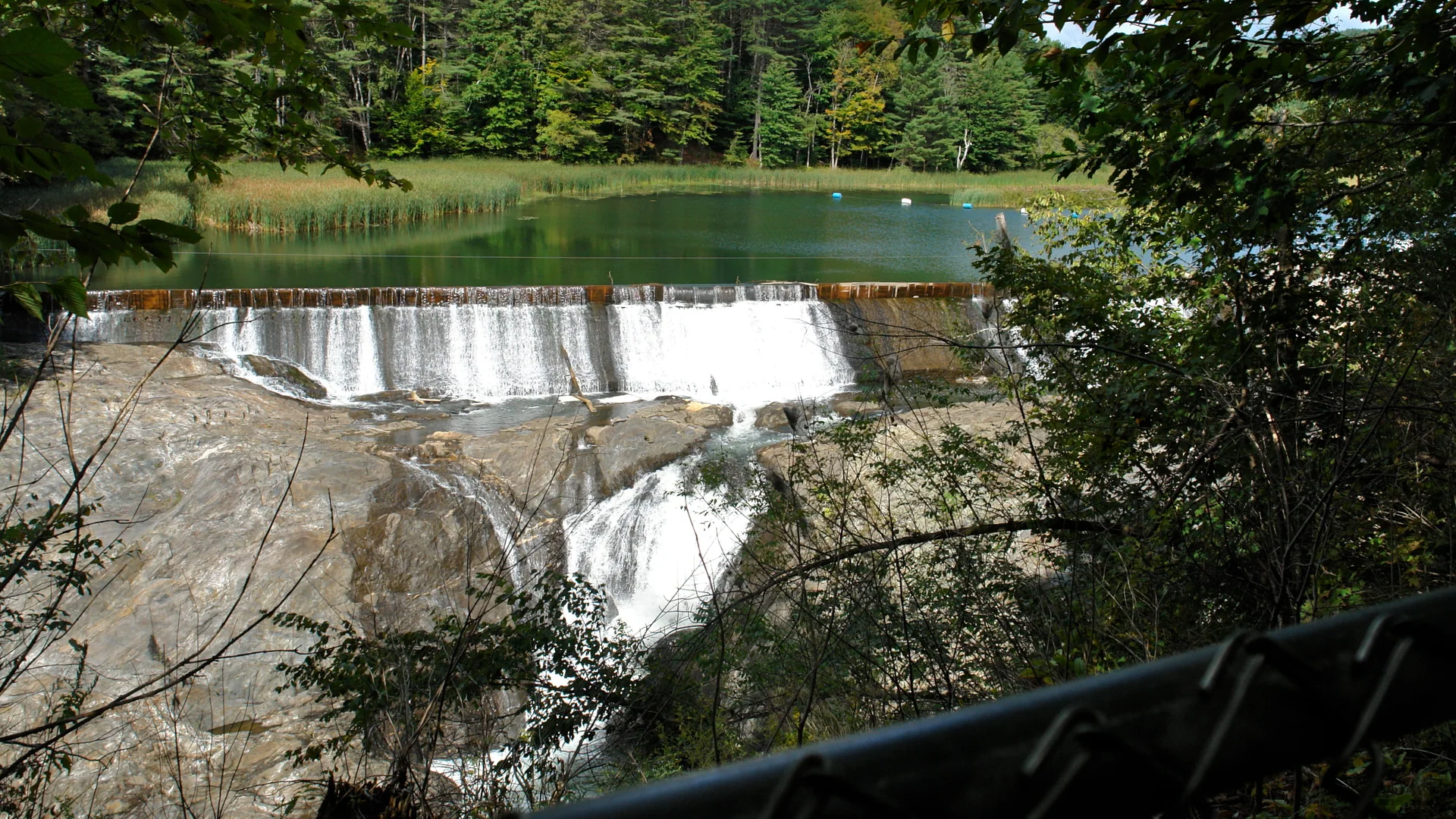 Kleiner Damm, Felsen und Wald im Quechee State Park in Vermont