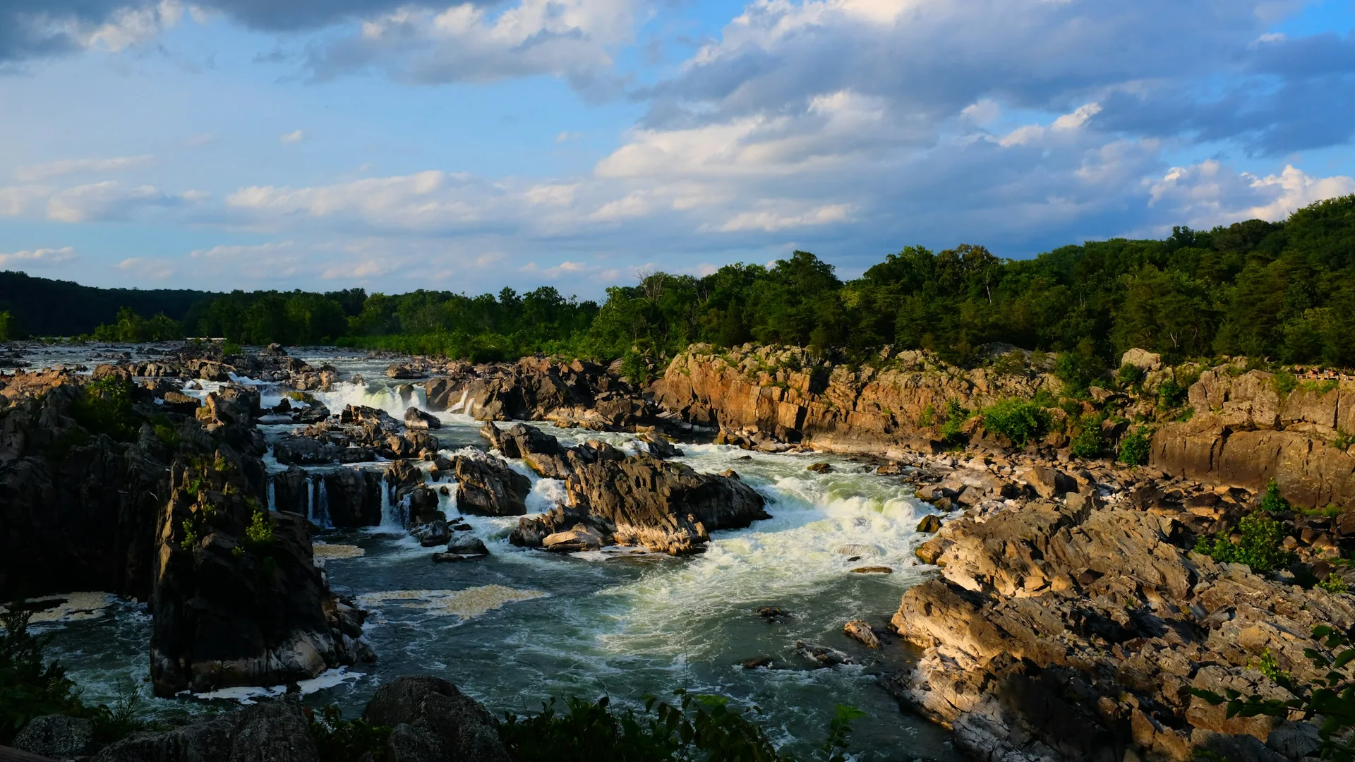 Felsige Stromschnellen und Wasserfälle im Great Falls Park in Virginia