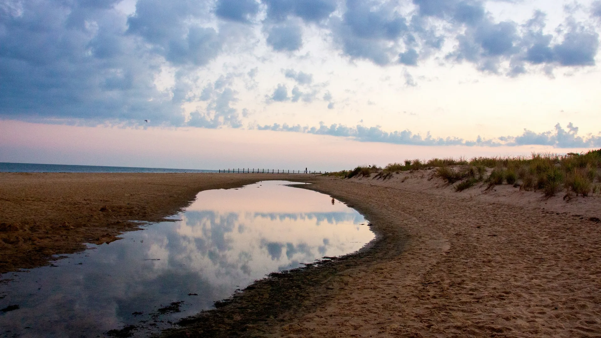 Sandstrand und spiegelnde Lagune im First Landing State Park bei Virginia Beach
