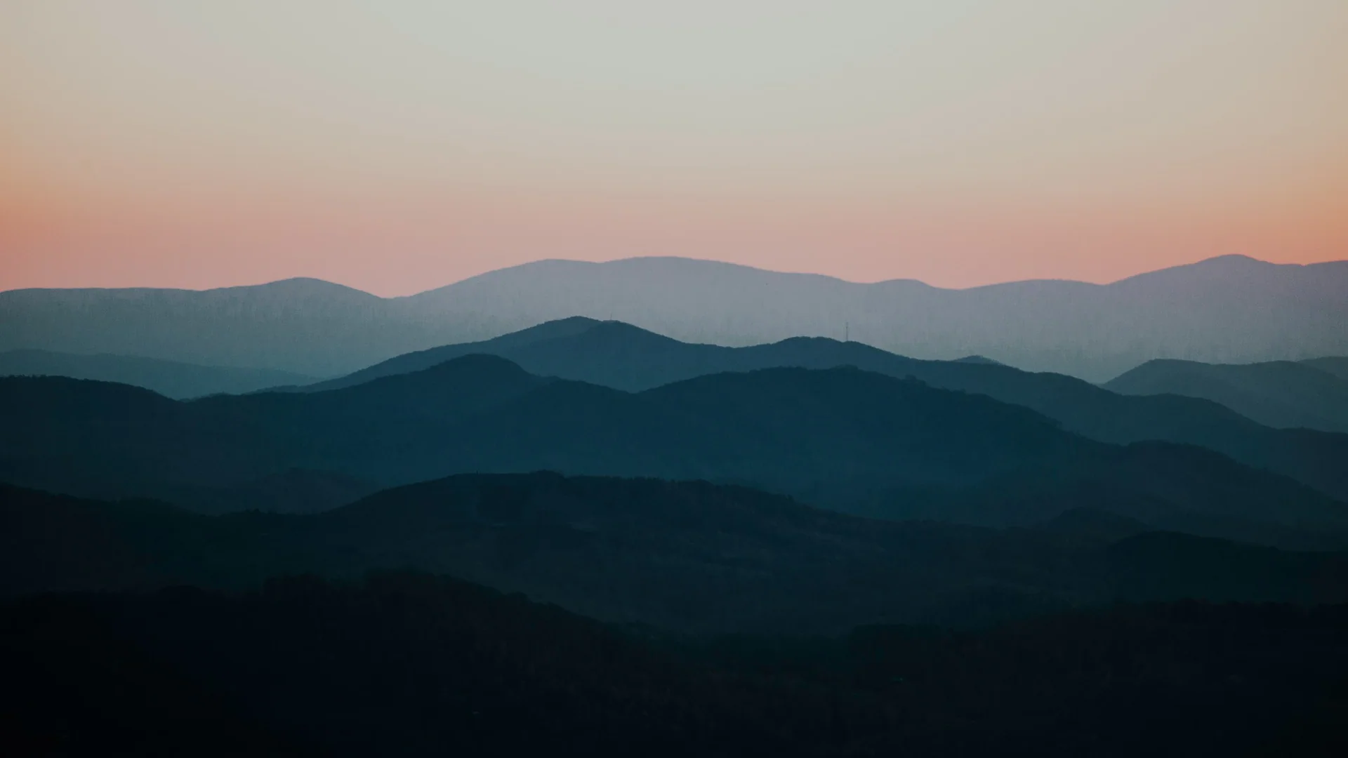 Gestaffelte Bergketten im Abendlicht bei Grayson Highlands in Virginia