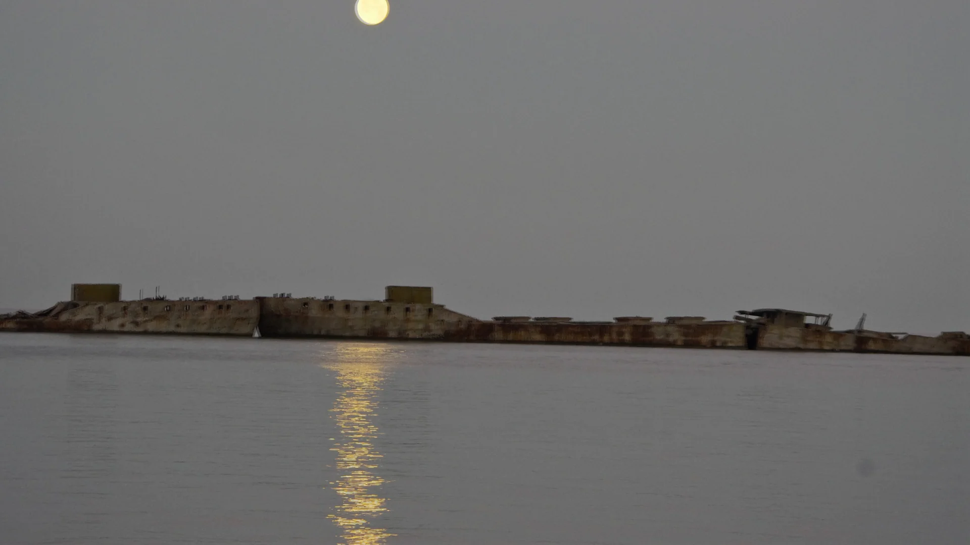Historische Betonschiffe und Mondlicht vor dem Kiptopeke State Park