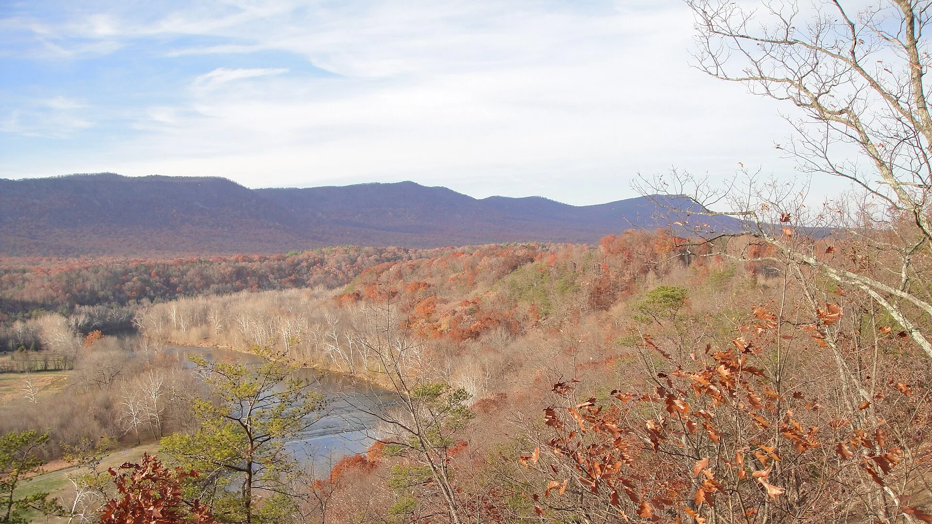 Herbstliche Bergrücken und Flussschleife im Shenandoah River State Park