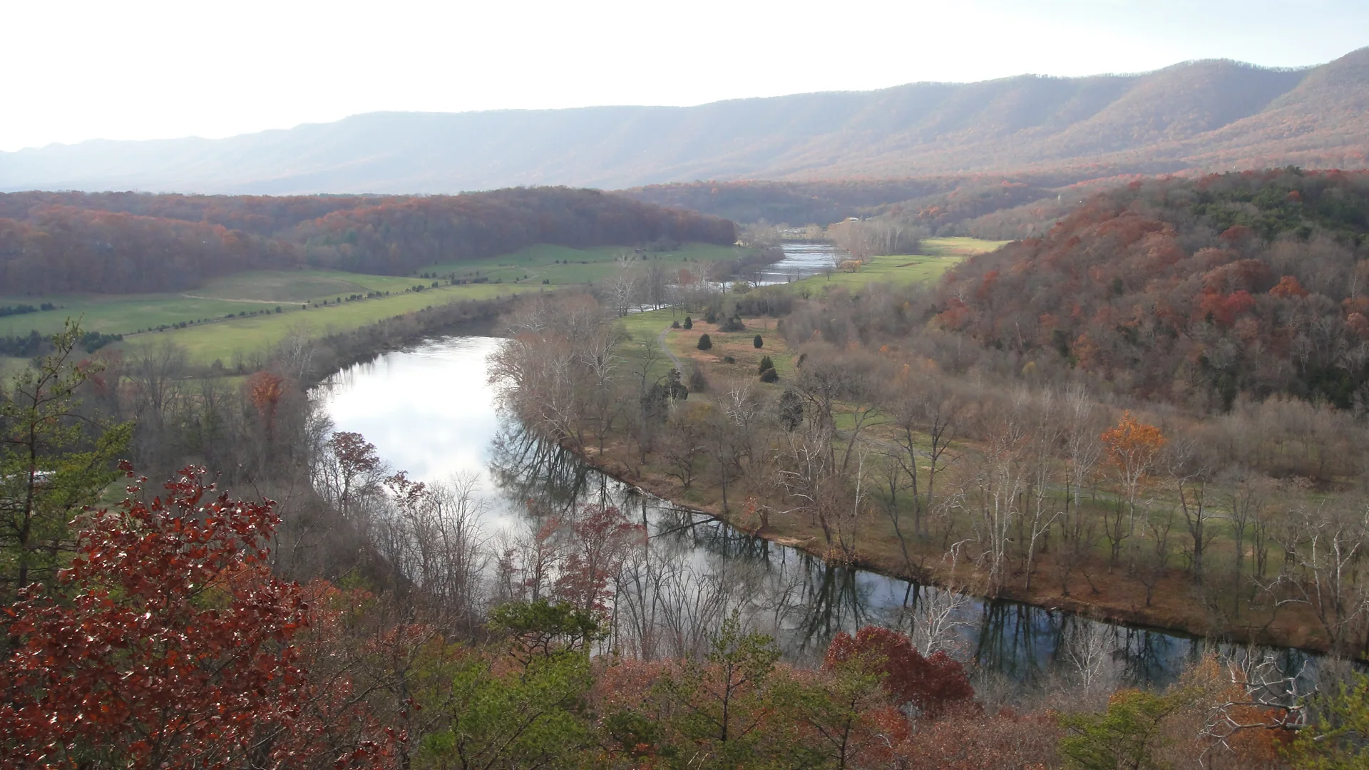 Shenandoah River mit Feldern und Bergrücken im Shenandoah River State Park