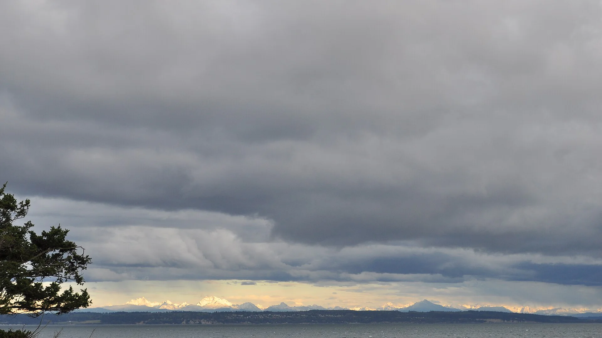 Blick aus dem Fort Worden Historical State Park über Admiralty Inlet zu den Olympic Mountains